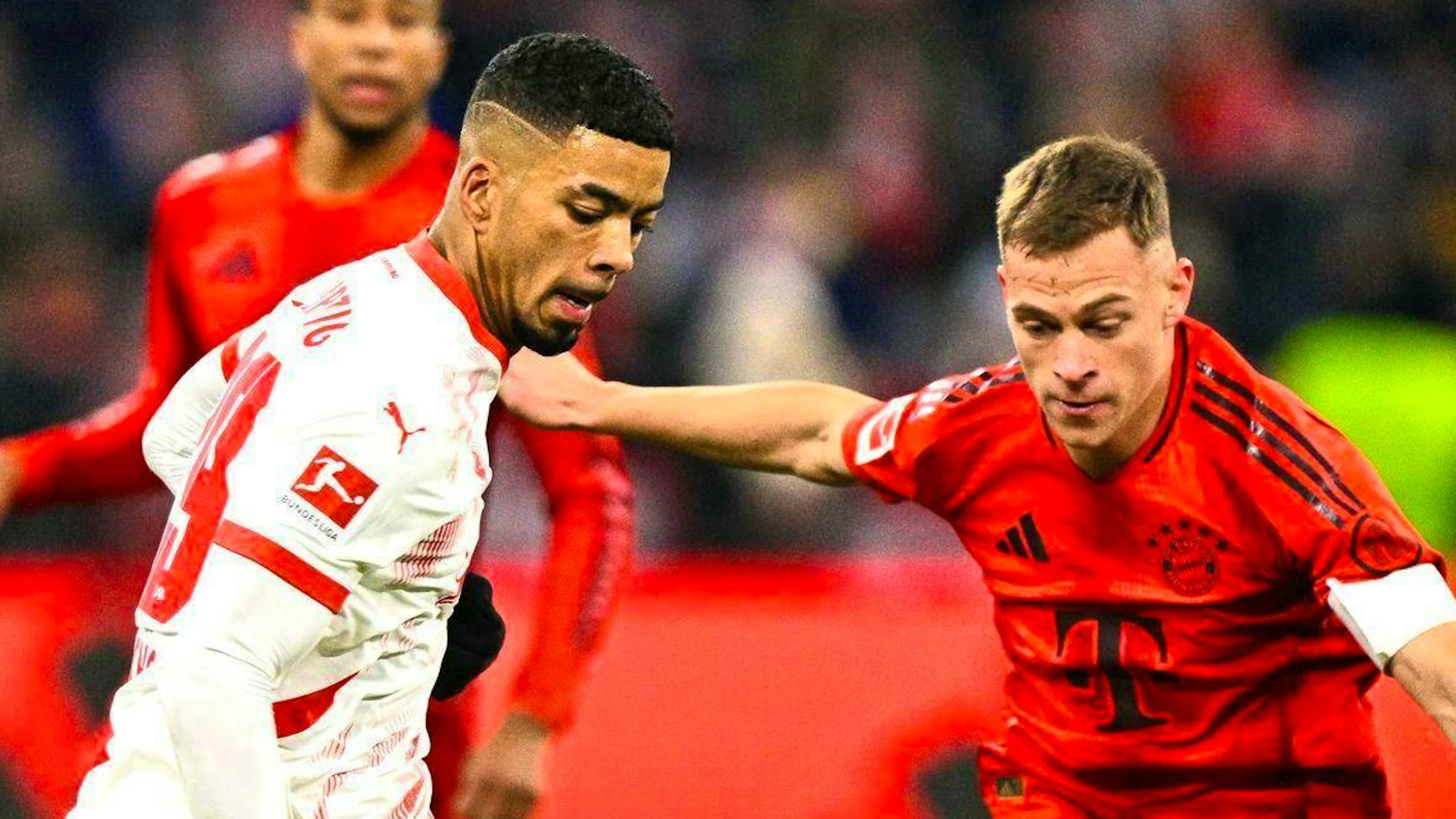 Joshua Kimmich (r) sends a kebab to his injured buddy Benjamin Henrichs in hospital. 