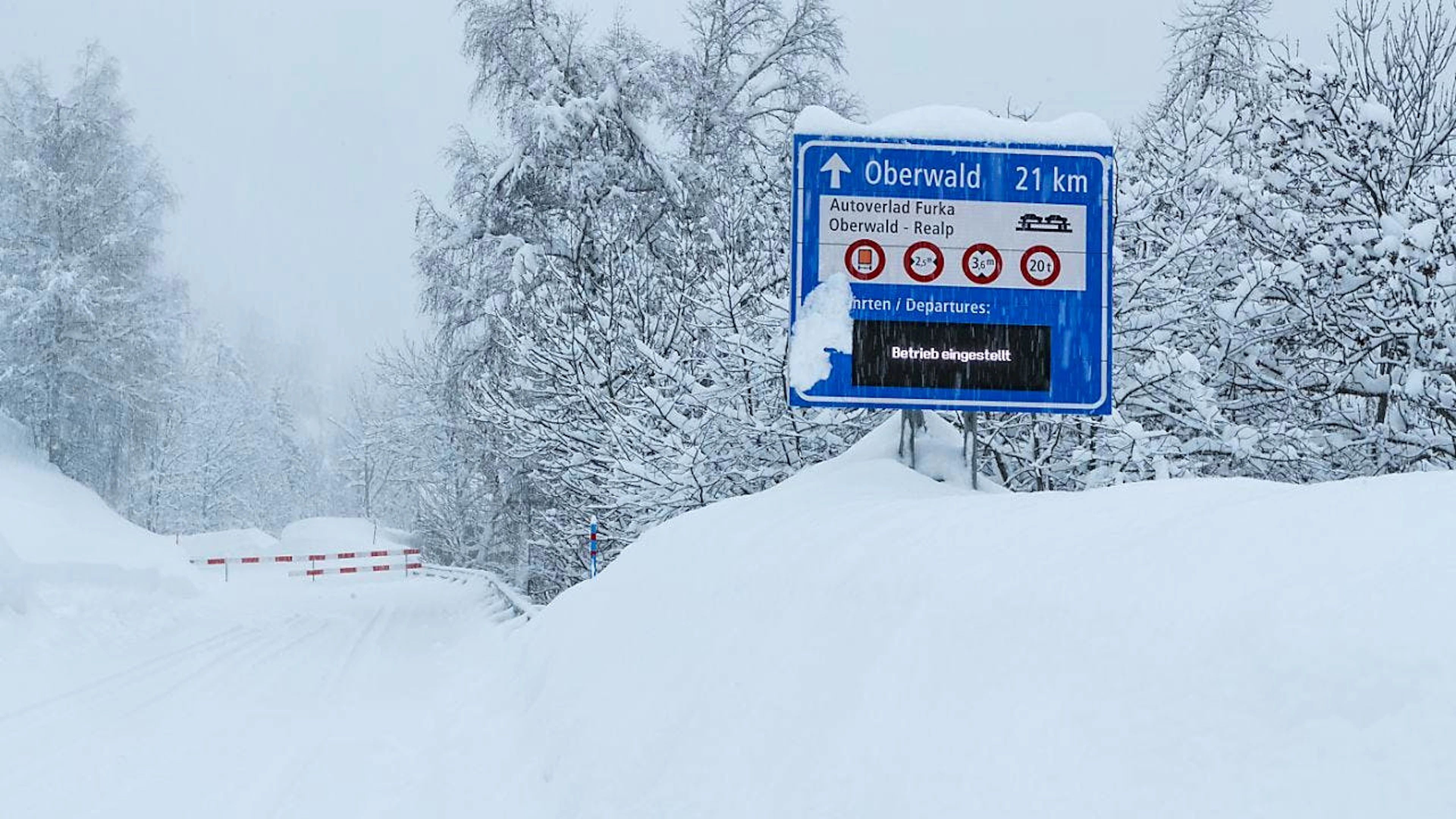 Ein Schild zeigt den Weg zum Autoverlad Furka.