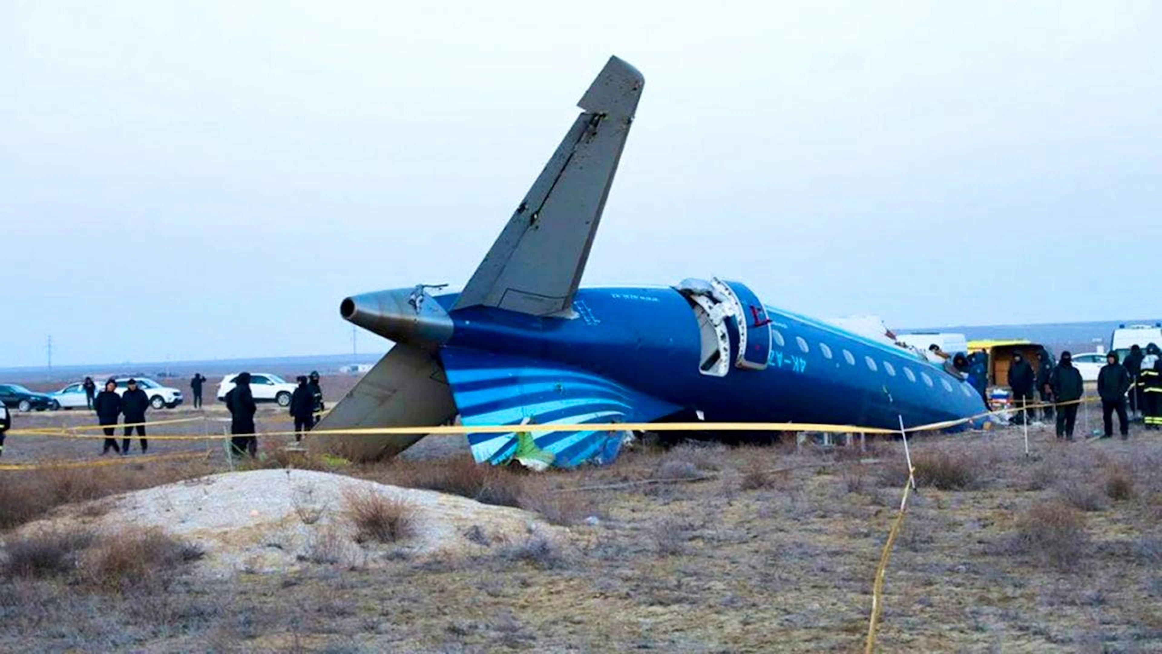 Une vidéo prise après le crash montre plusieurs perforations au niveau de l'empennage de l'avion.