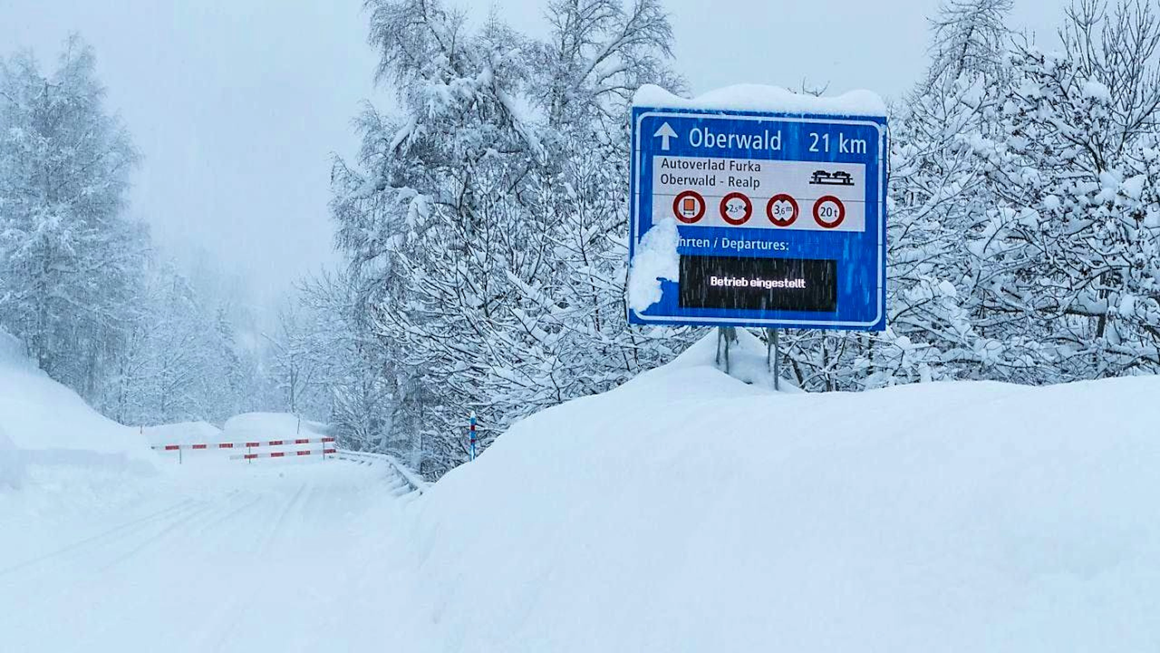 A sign shows the way to the Furka car transport.
