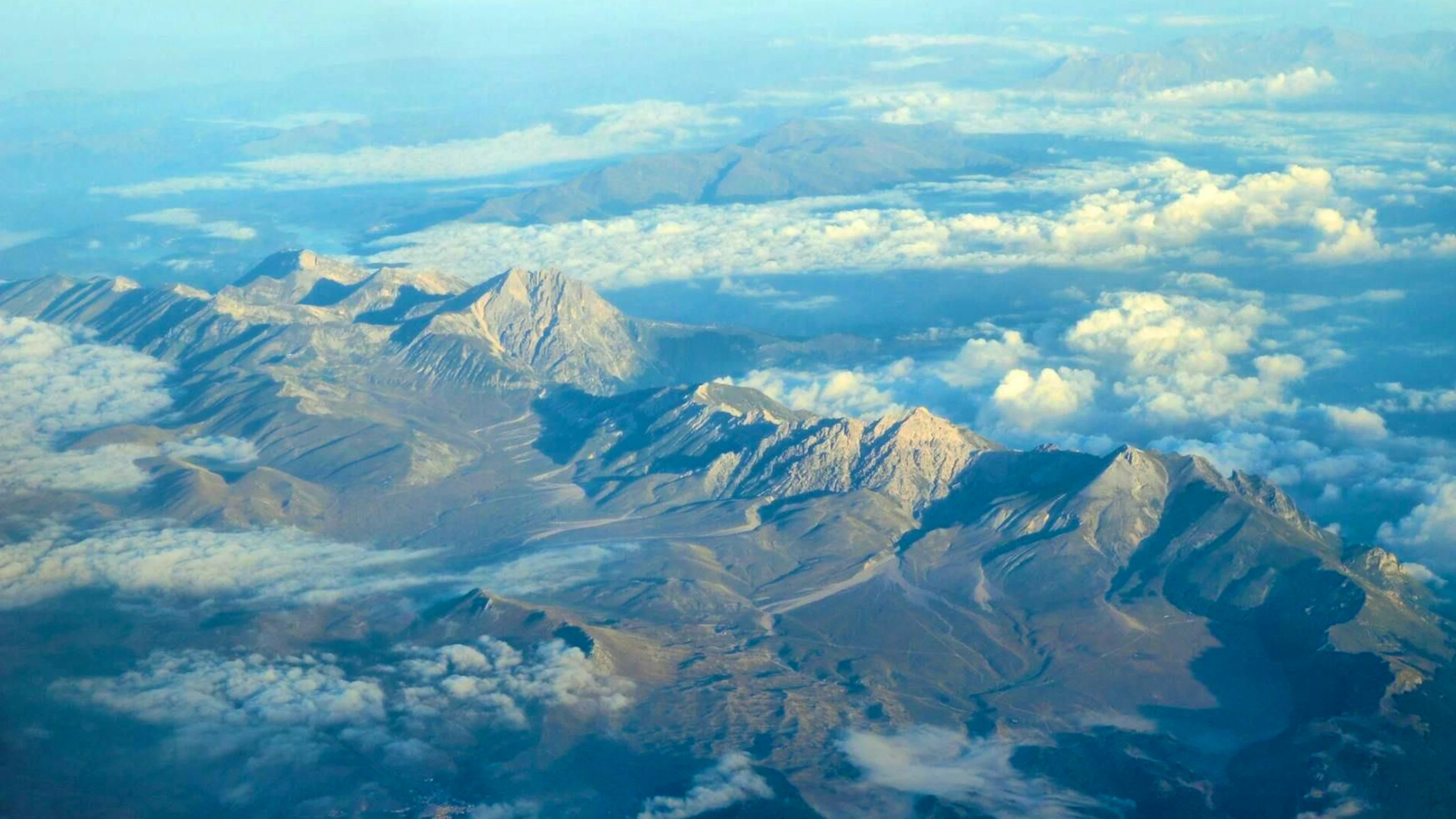 I due uomini stavano viaggiando domenica sul massiccio del Gran Sasso.