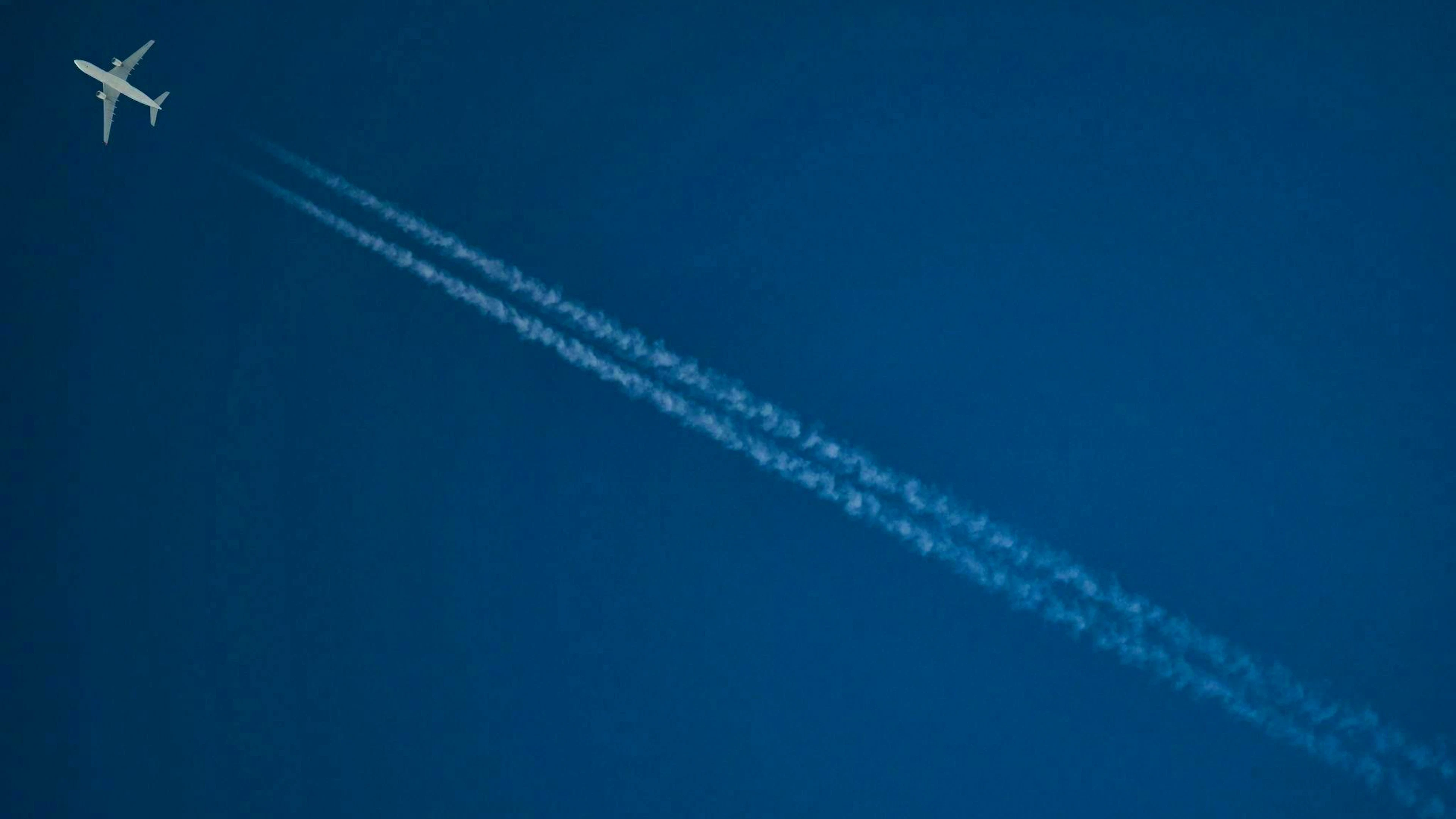 Air traffic causes extremely high greenhouse gas emissions.