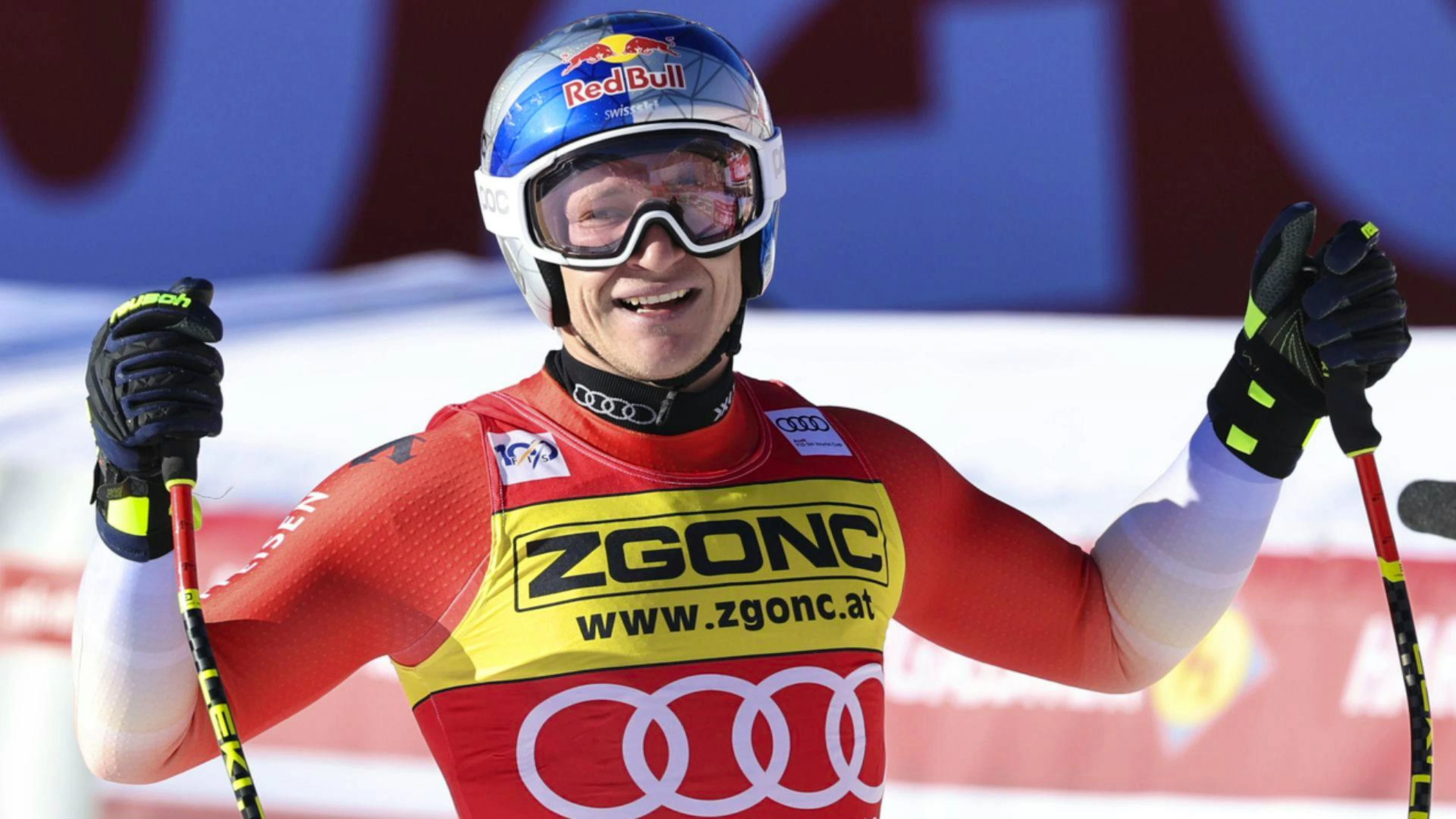 Marco Odermatt beendet die Abfahrt in Bormio als «Pirelli-Männchen».