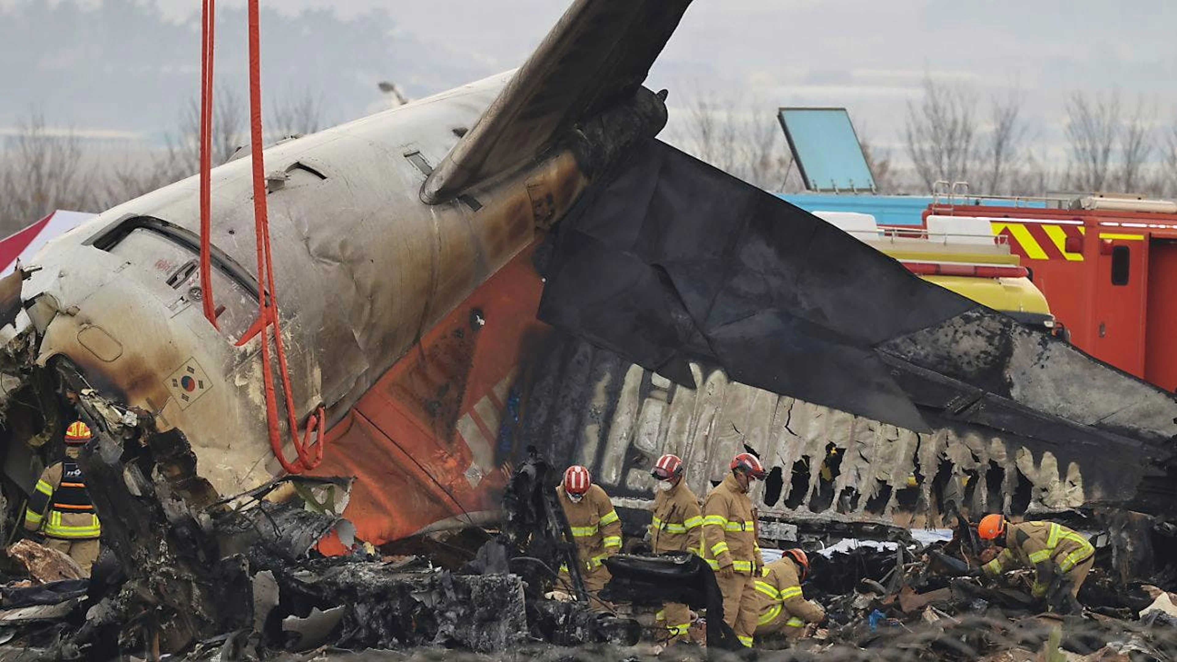 L'avion, un Boeing 737-800, a atterri à l'aéroport de Muan sur le ventre, avant de percuter un mur en bout de piste et d'être englouti par les flammes.