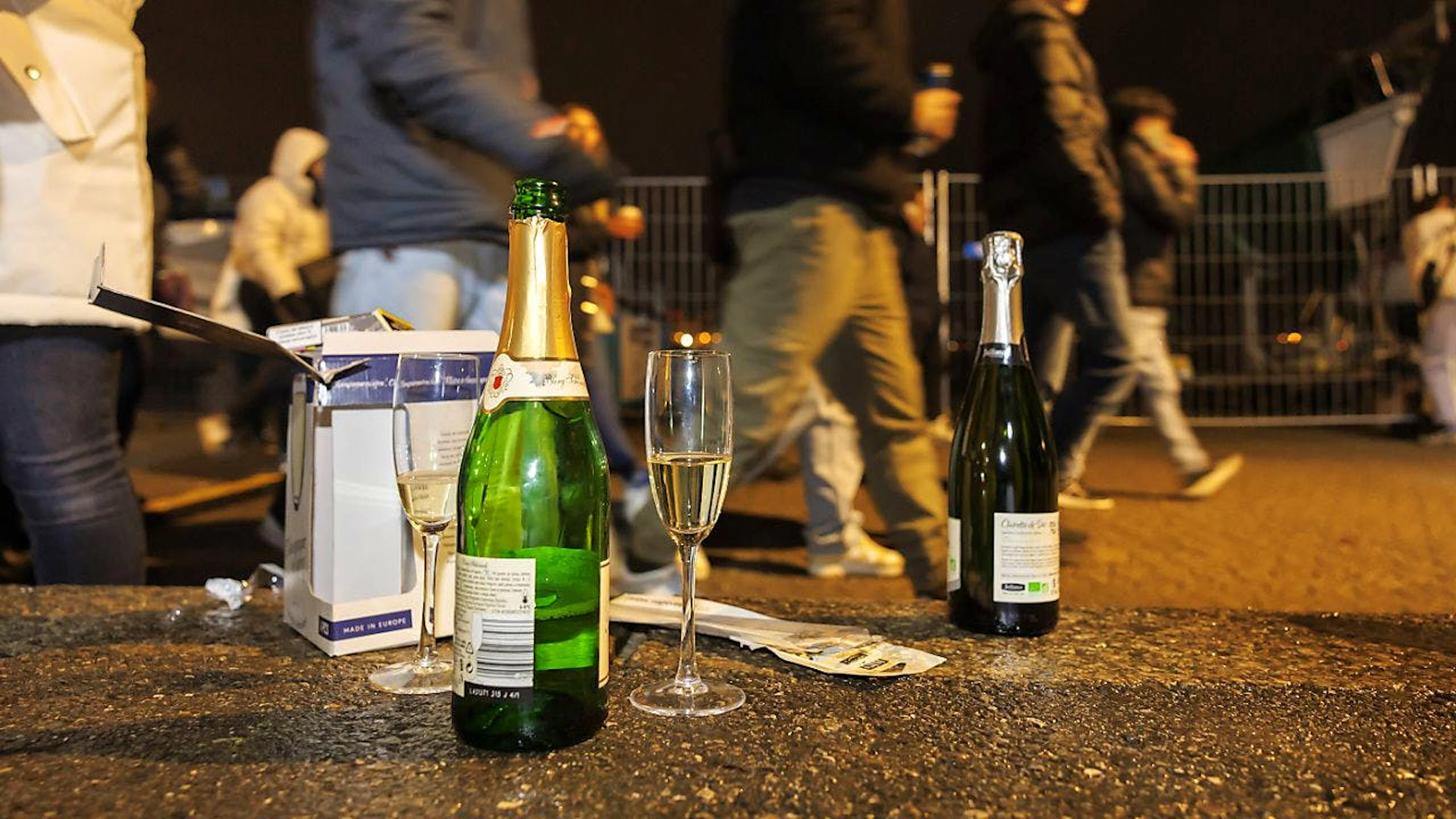 Alkohol gehört für viele Menschen beim Feiern zu Silvester mit dazu. (Archivbild)