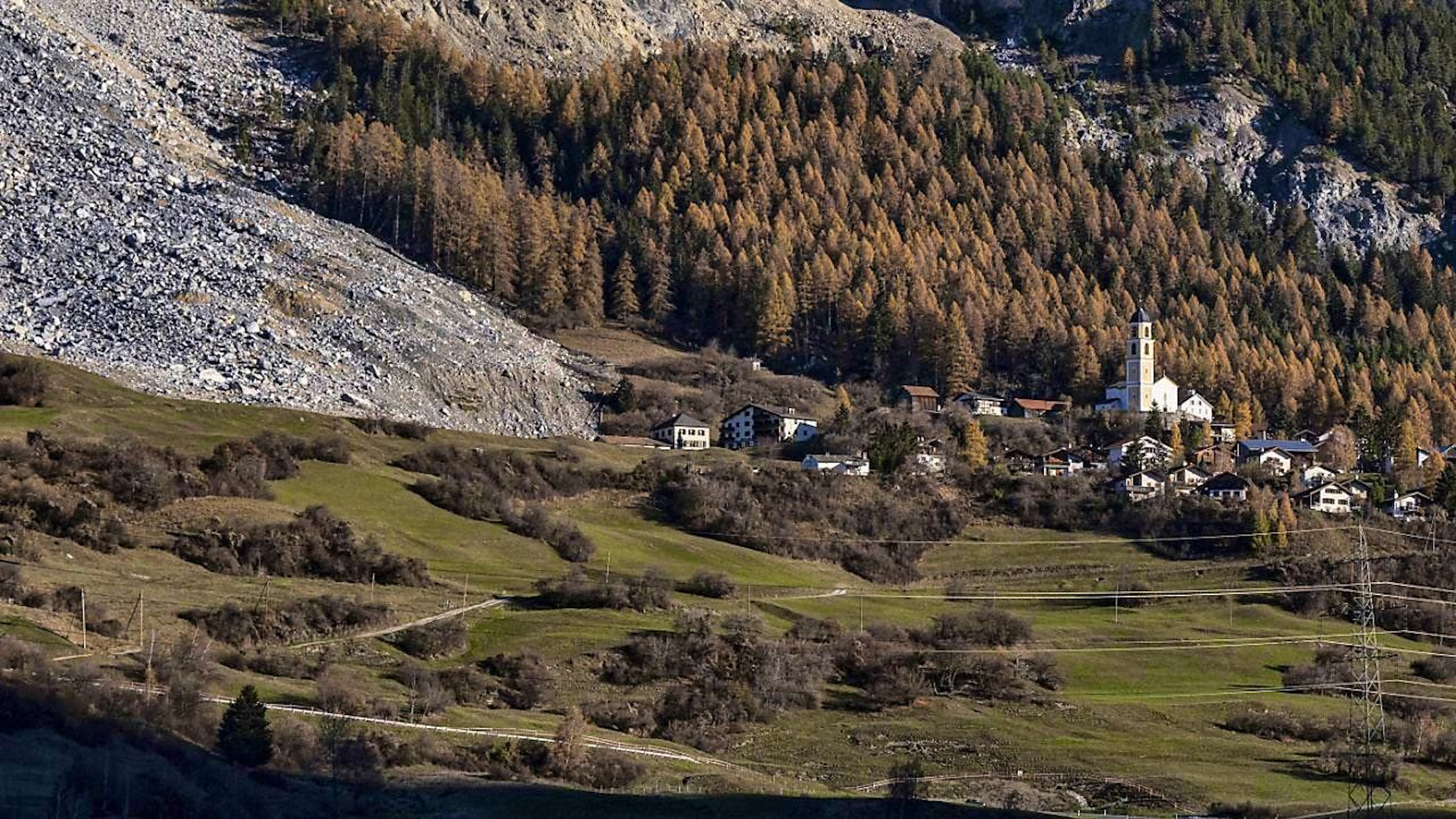 The village of Brienz GR, threatened by a rockfall, in a photo taken in mid-November 2024.