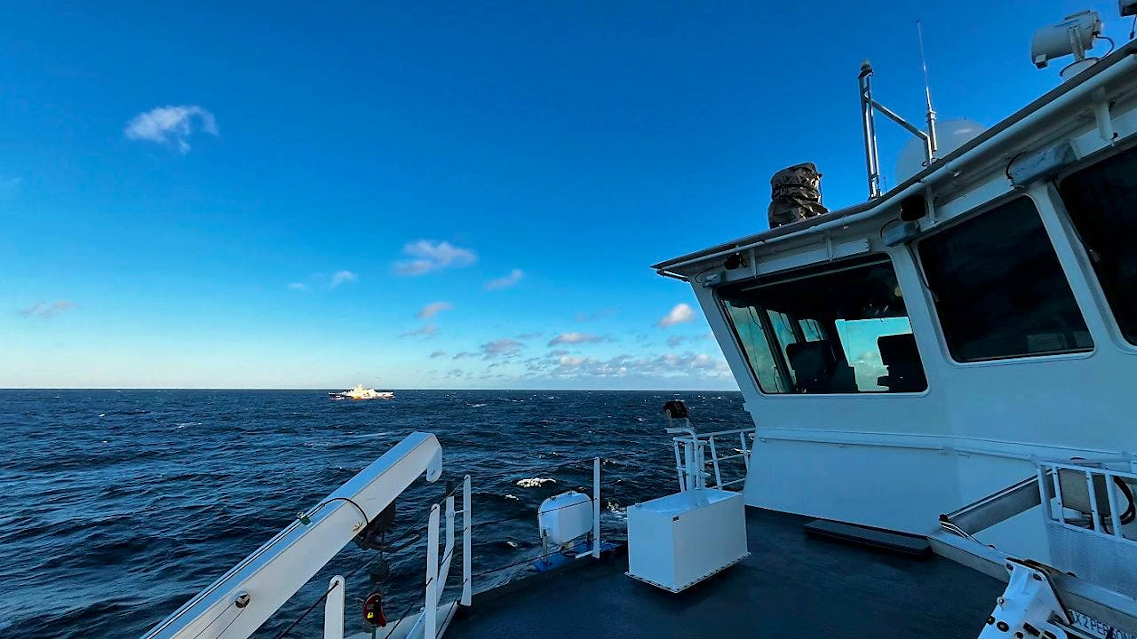 Un bateau des gardes-côtes finnois patrouillant dans la zone où un des câbles a été endommagé.