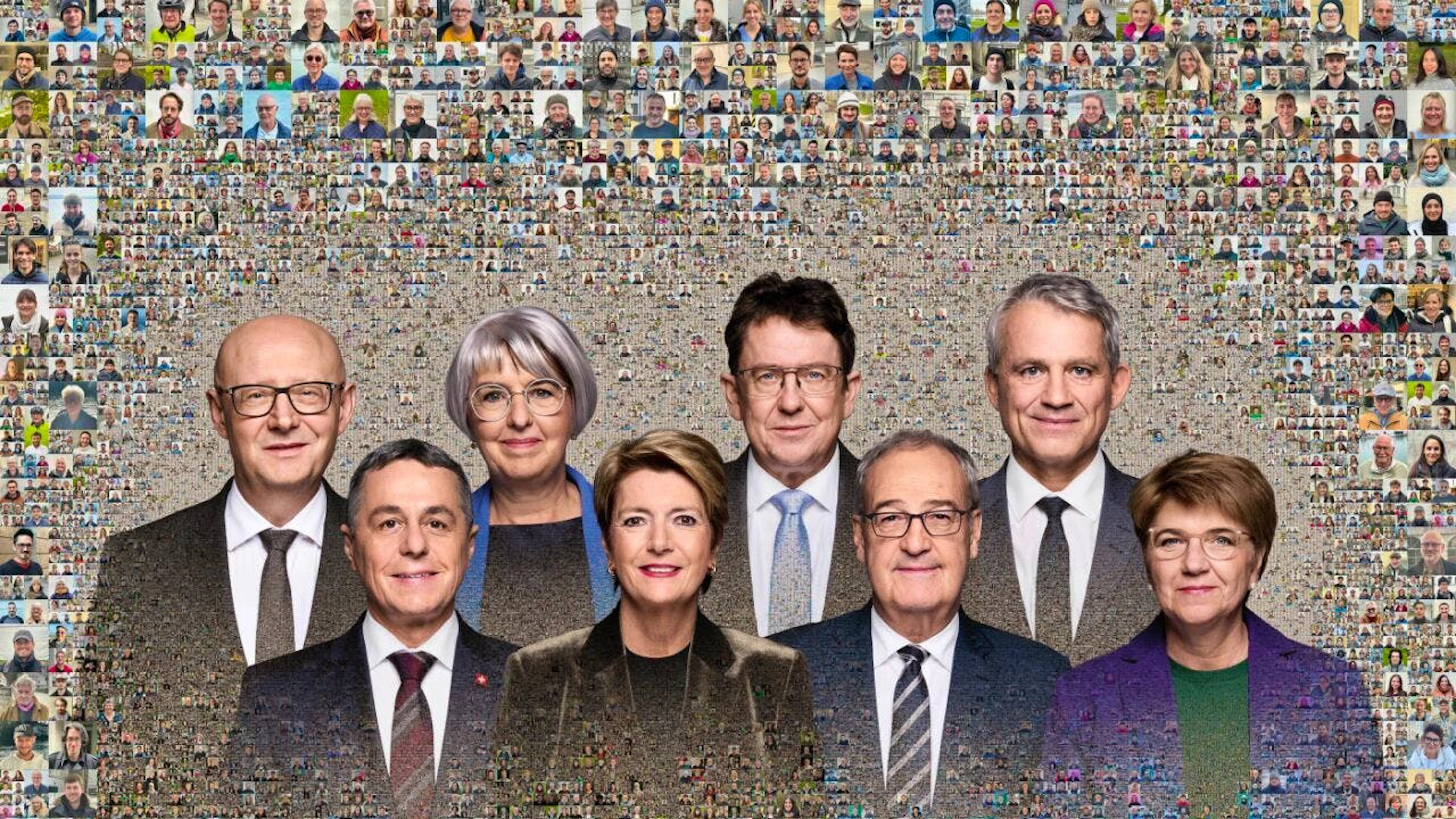 La photo 2025 du Conseil fédéral innove, avec plus de 1000 portraits en arrière-plan des sept Sages et du chancelier. De gauche à droite: Viktor Rossi (chancelier), Ignazio Cassis, Elisabeth Baume-Schneider, Karin Keller-Sutter (présidente 2025), Albert Rösti, Guy Parmelin, Beat Jans, Viola Amherd.