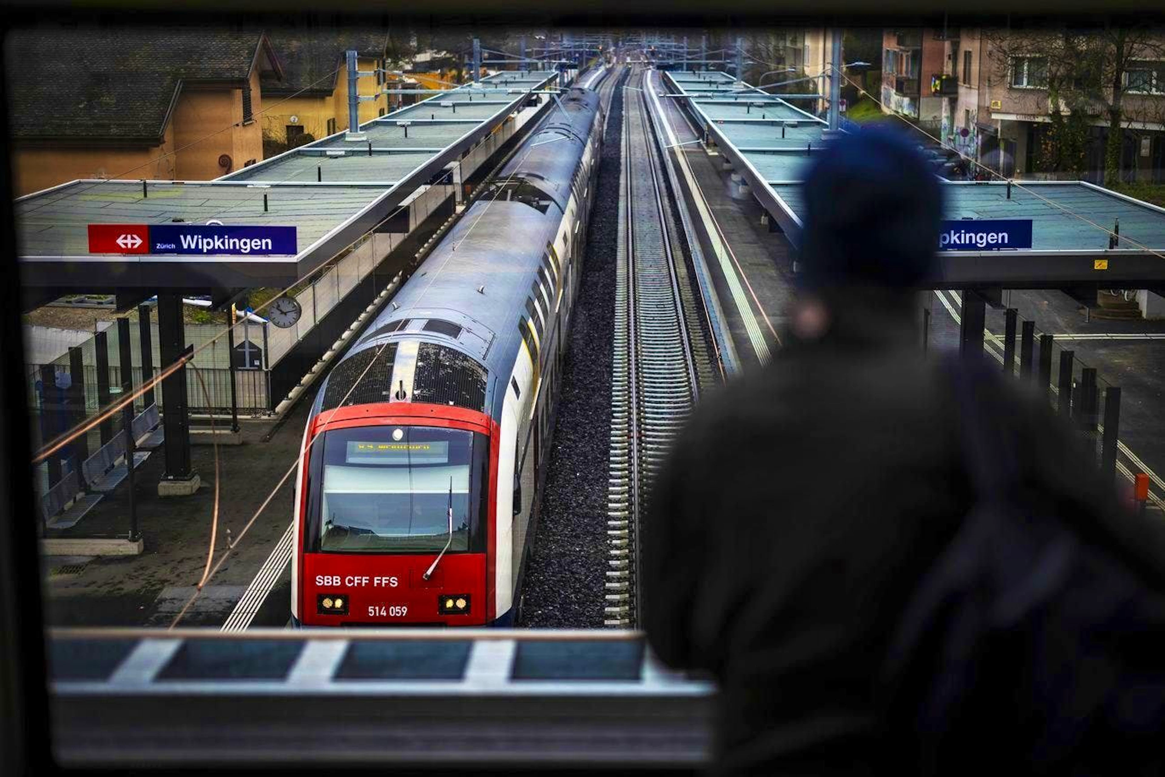 A former SBB site manager awarded contracts to an architect friend.
