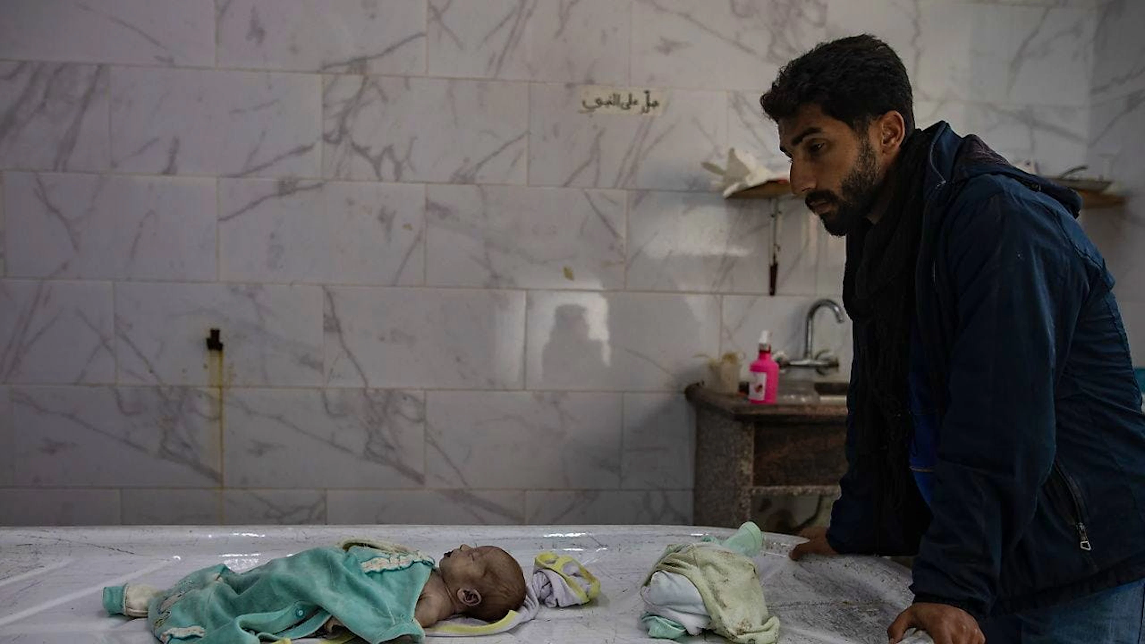 L'ONU juge "vagues" les affirmations d'Israël justifiant ses assauts par le fait que des groupes armés palestiniens utiliseraient les hôpitaux. Des affirmations même parfois "contredites par des informations publiques". Ici, une fillette de 3 semaines morte de froid à l'hôpital Nasser.