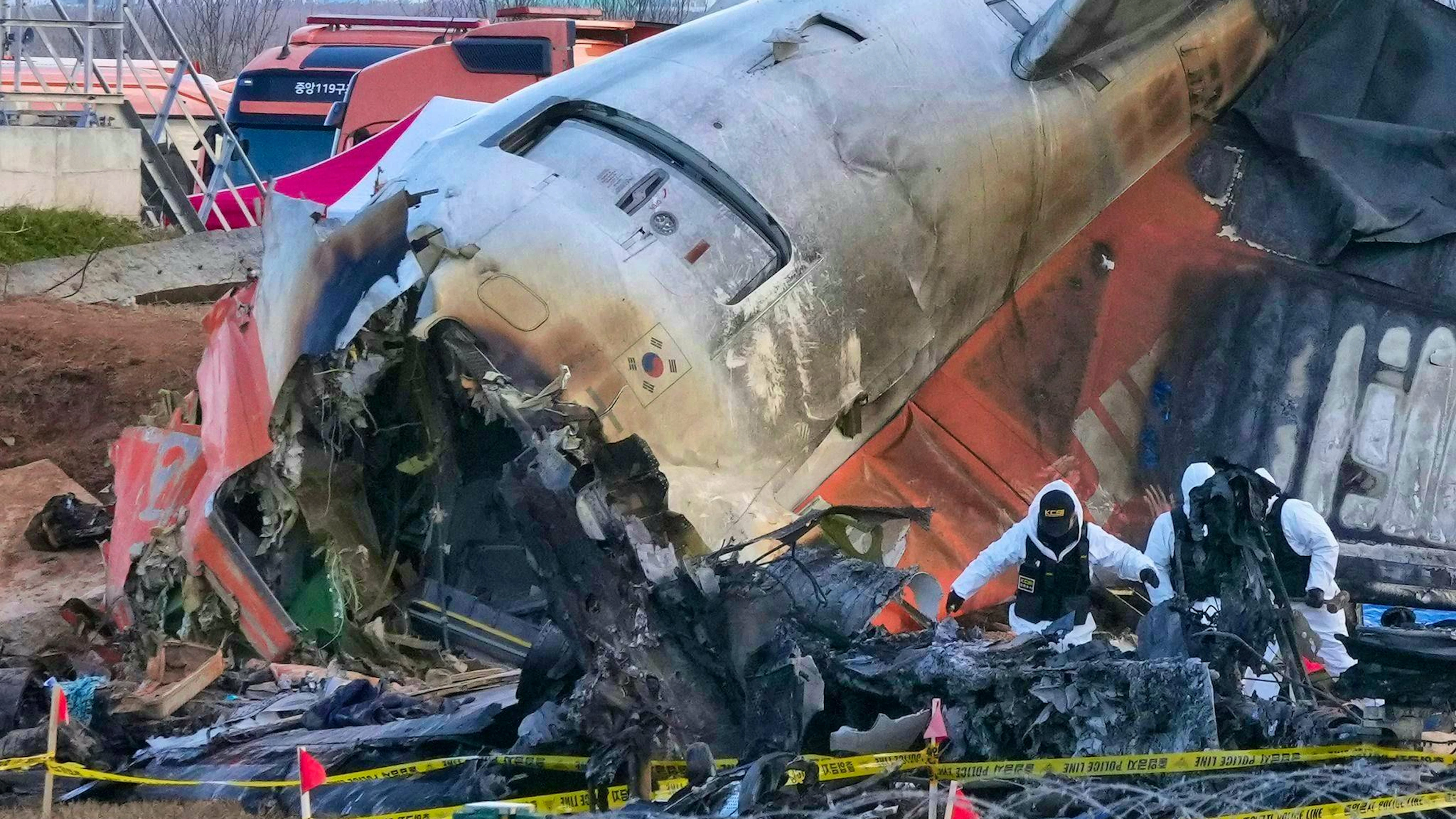 Experts from the USA and South Korea are investigating the cause of the accident. 