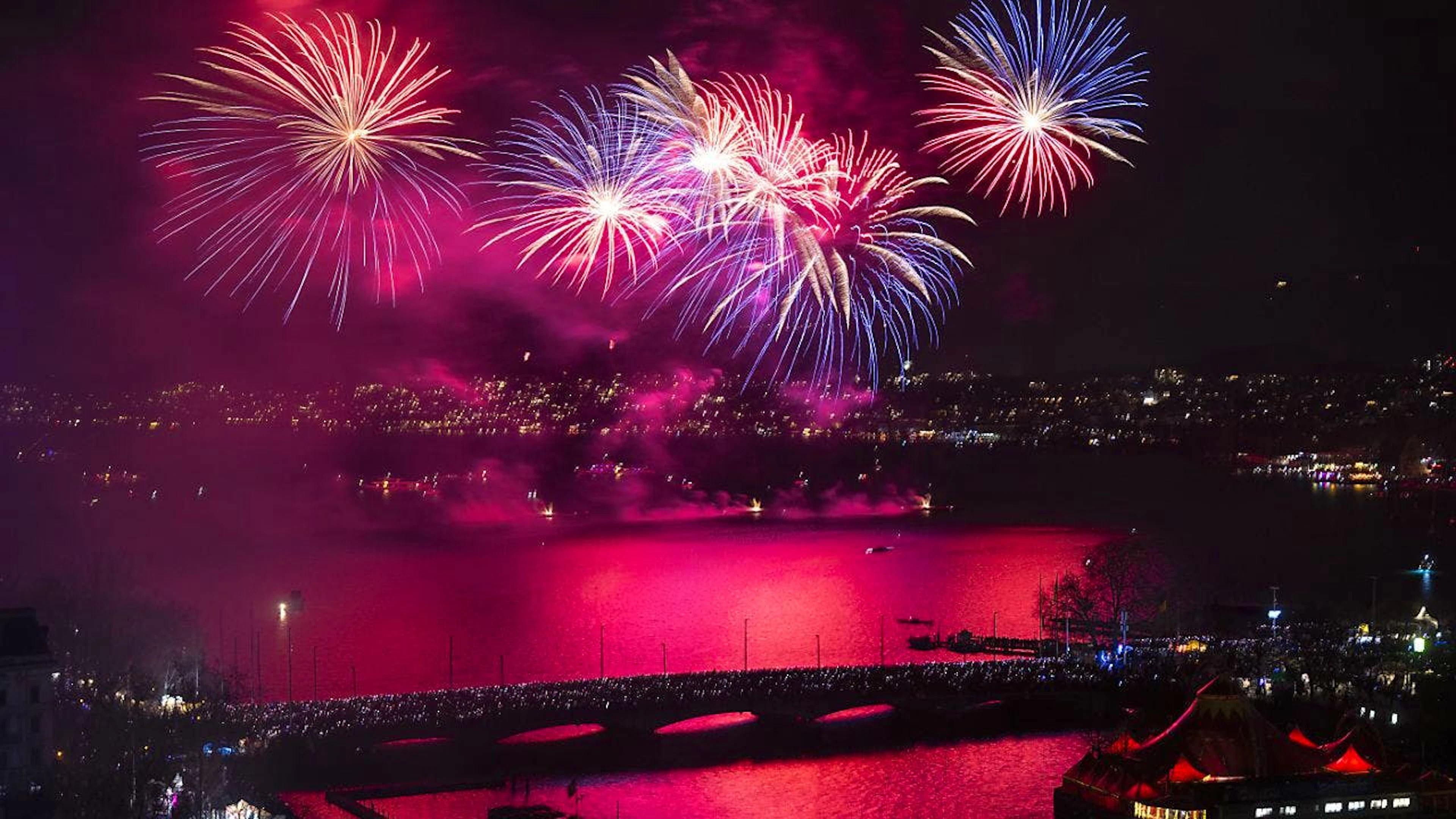 Auch dieses Jahr erleuchtet ein Feuerwerk den Nachthimmel über dem Zürichsee. (Archivbild)