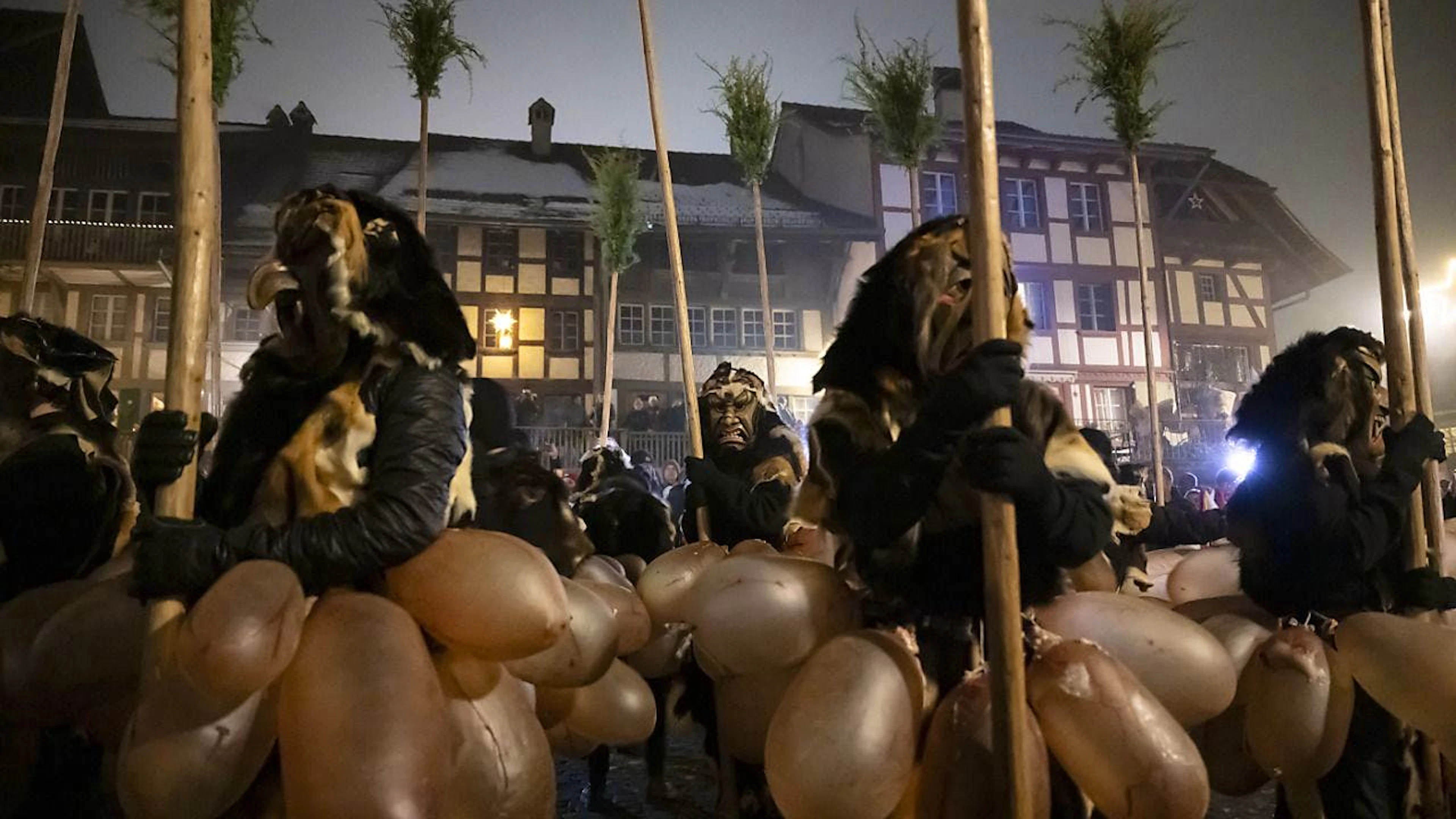 In Laupen BE geleiten die "Bäsemannen" an Silvester das Volk in das neue Jahr.