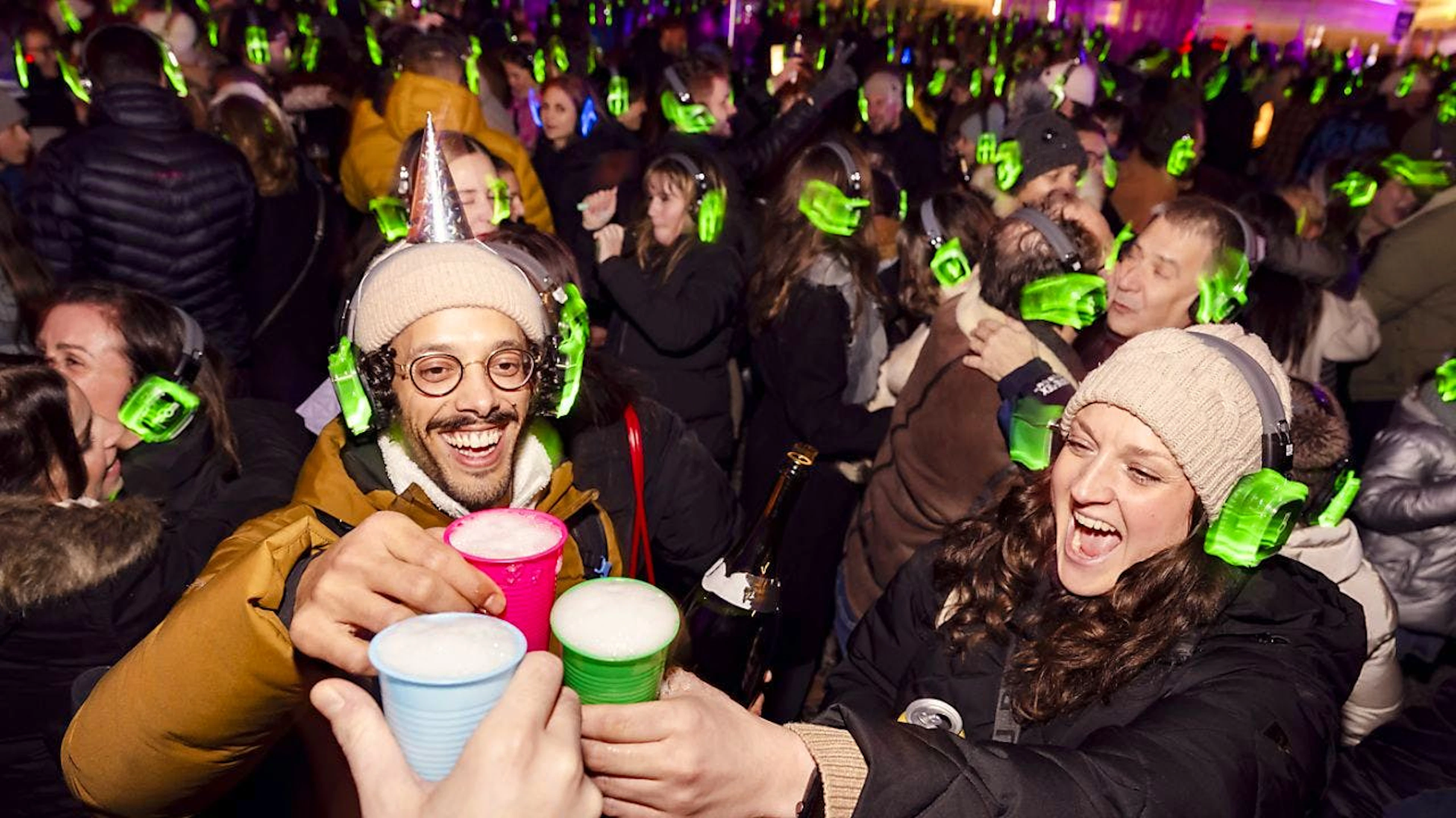 Bei der Silent Disco (stille Disco) tanzen die Feierlustigen zur eigens ausgewählten Musik auf den Kopfhörern.