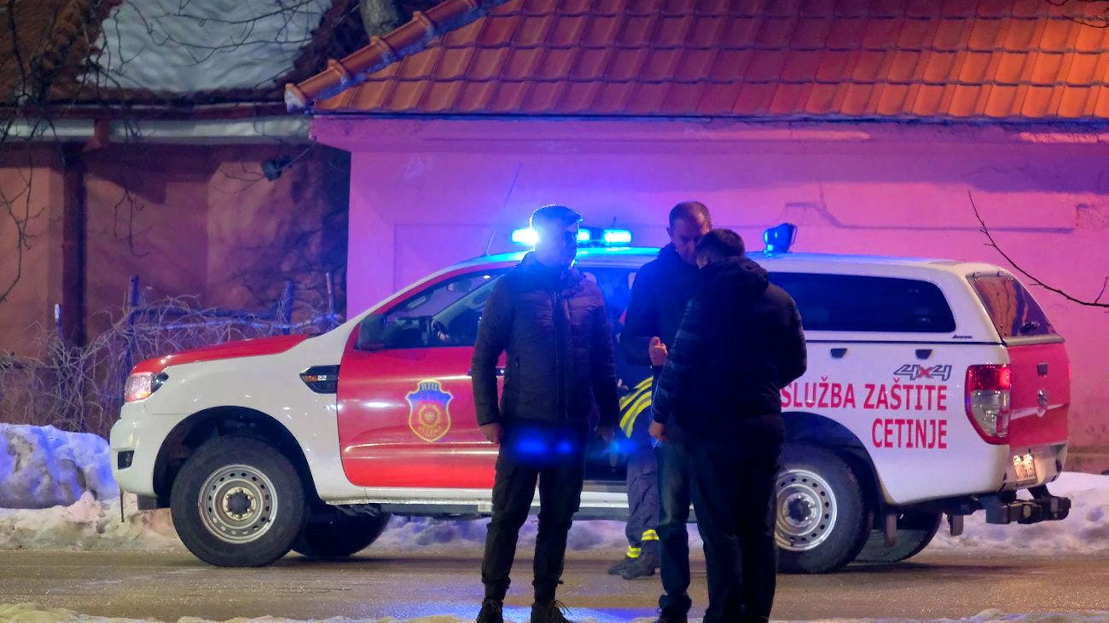 epa11801768 Des détectives inspectent la scène de crime à Cetinje, Monténégro, 01 janvier 2025.