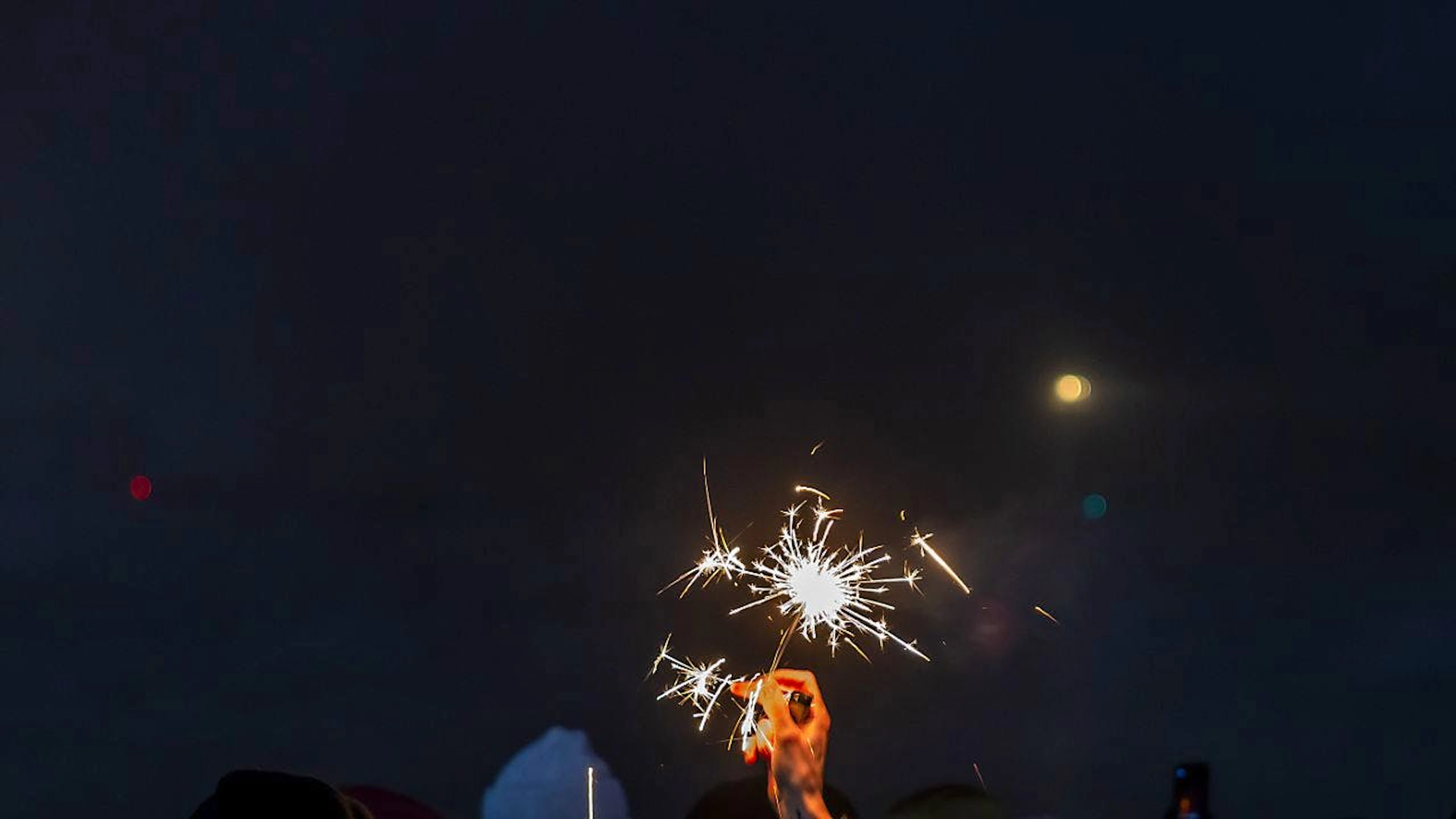 Zauberkerzen, Feuerwerk und Cüpli erfreuten die Feiernden an Silvester.