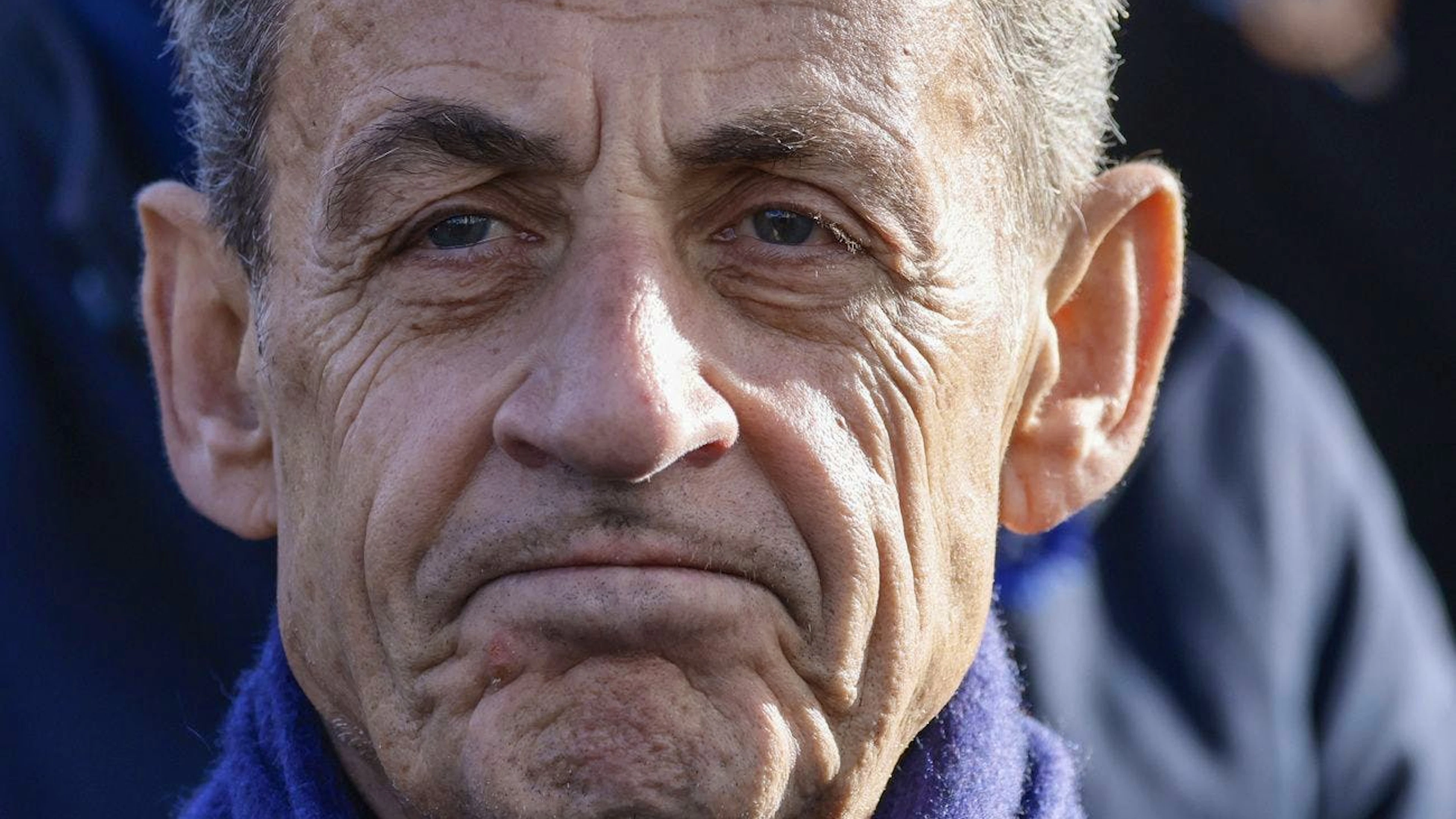 Le 18 décembre, Nicolas Sarkozy est devenu le premier ancien président à être condamné à de la prison ferme - dans ce cas sous bracelet électronique - son mentor Jacques Chirac s'étant vu infliger en 2011 deux ans de prison avec sursis dans le dossier des emplois fictifs de la Ville de Paris.