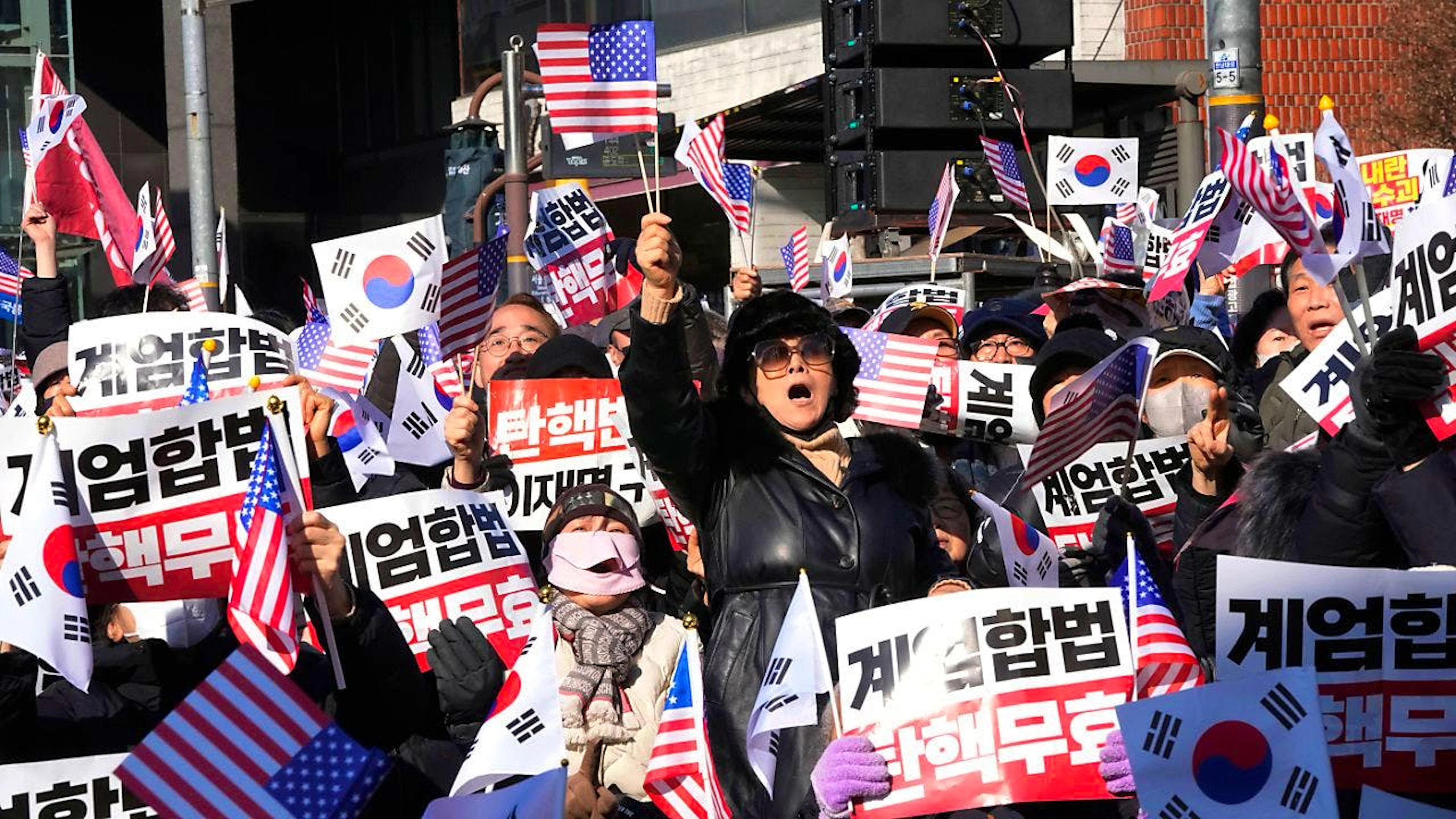 dpatopbilder - Anhänger des angeklagten südkoreanischen Präsidenten Yoon protestieren in der Nähe der Präsidentenresidenzgegen den Haftbefehl gegen Yoon. Foto: Ahn Young-joon/AP/dpa