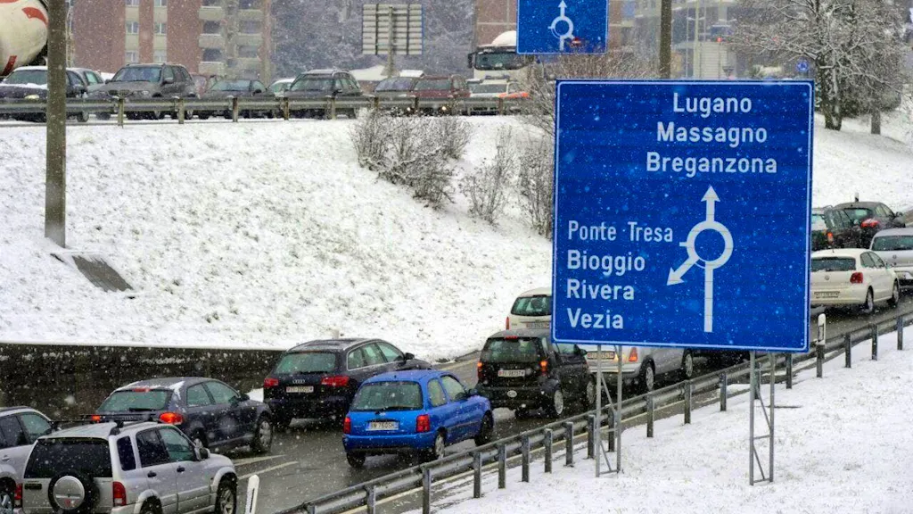 8 kilometers of traffic jam in front of the Gotthard in Ticino