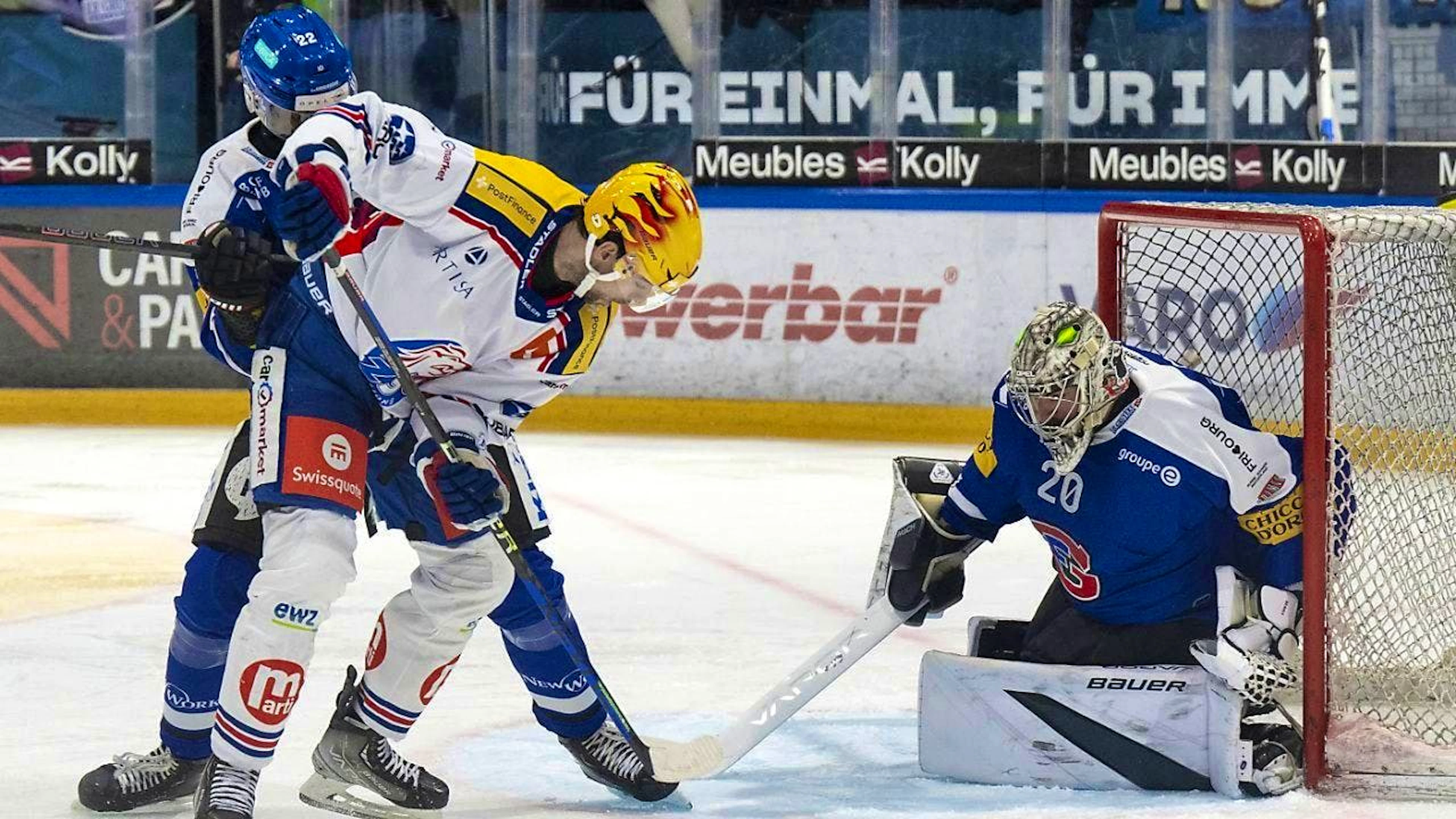Winner on his 37th birthday: Fribourg-Gottéron's goalie Reto Berra stops ZSC's top scorer Derek Grant.