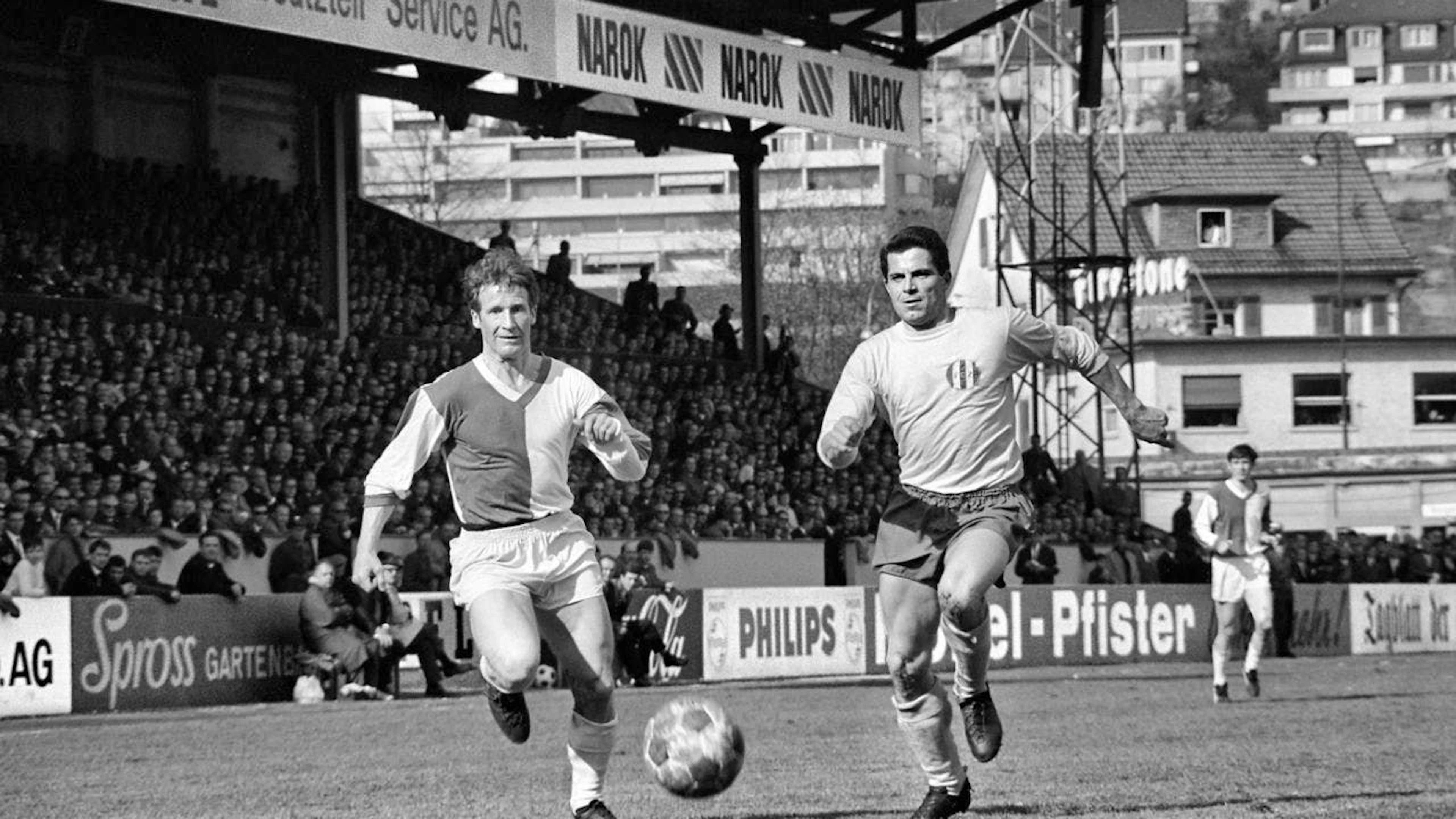 FCZ player Werner Leimgruber (right) in the derby against GC on April 9, 1967