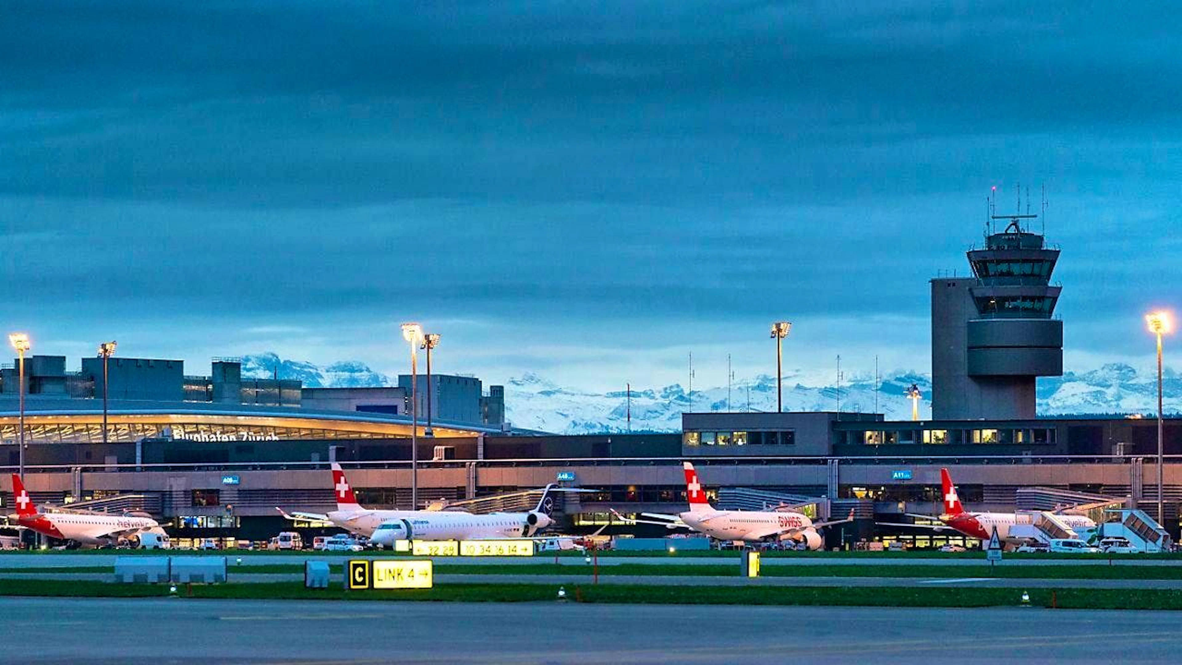 Zurich Airport was very busy last year. In 2024, the volume of traffic almost returned to the pre-coronavirus level of 2019.(symbolic image)