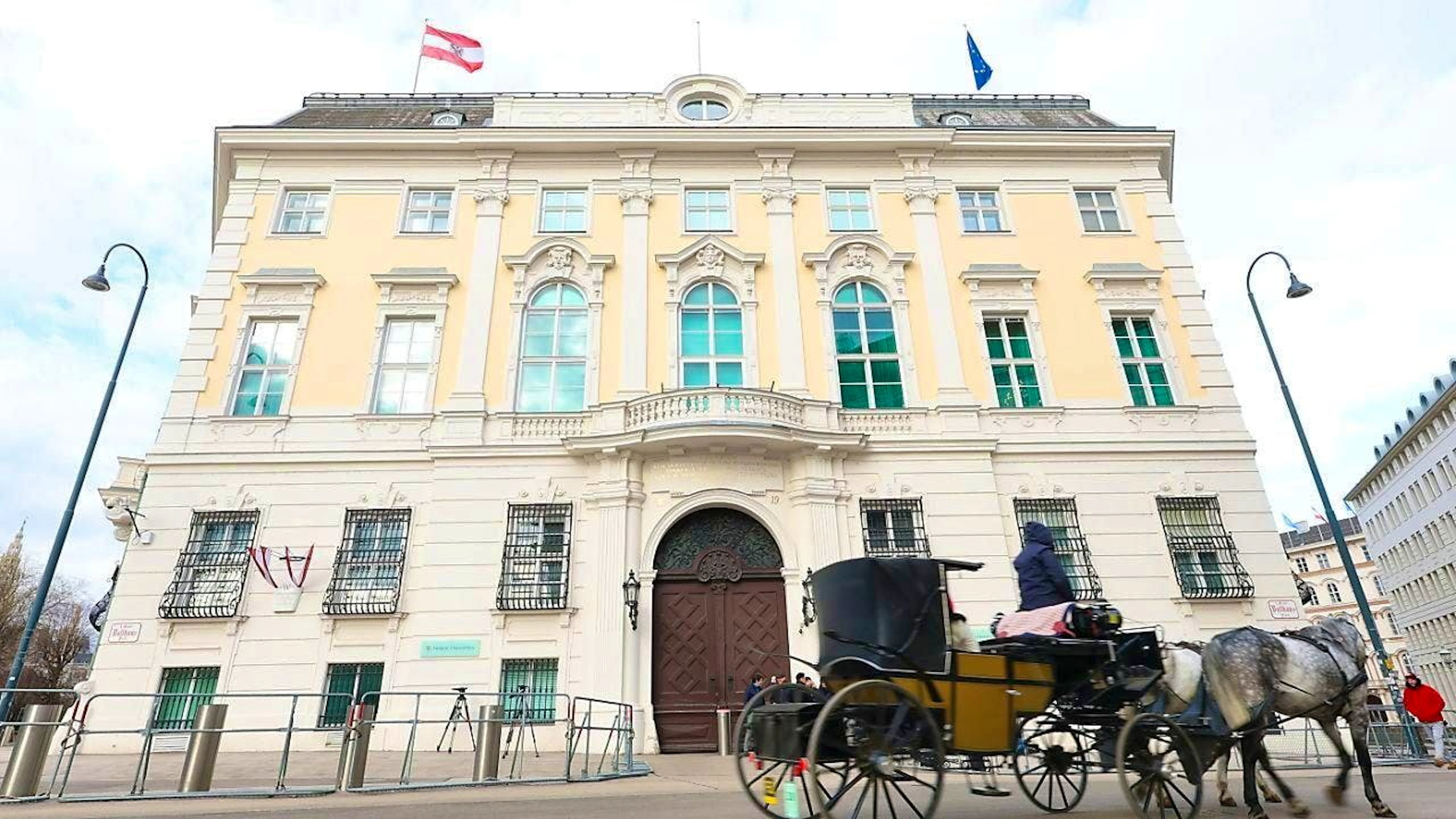 Exterior view of the Federal Chancellery in Vienna. Following the failure of talks on a three-party coalition in Austria, the conservative ÖVP and the social democratic SPÖ want to continue bilateral negotiations on a grand coalition. Photo: Tobias Steinmaurer/APA/dpa