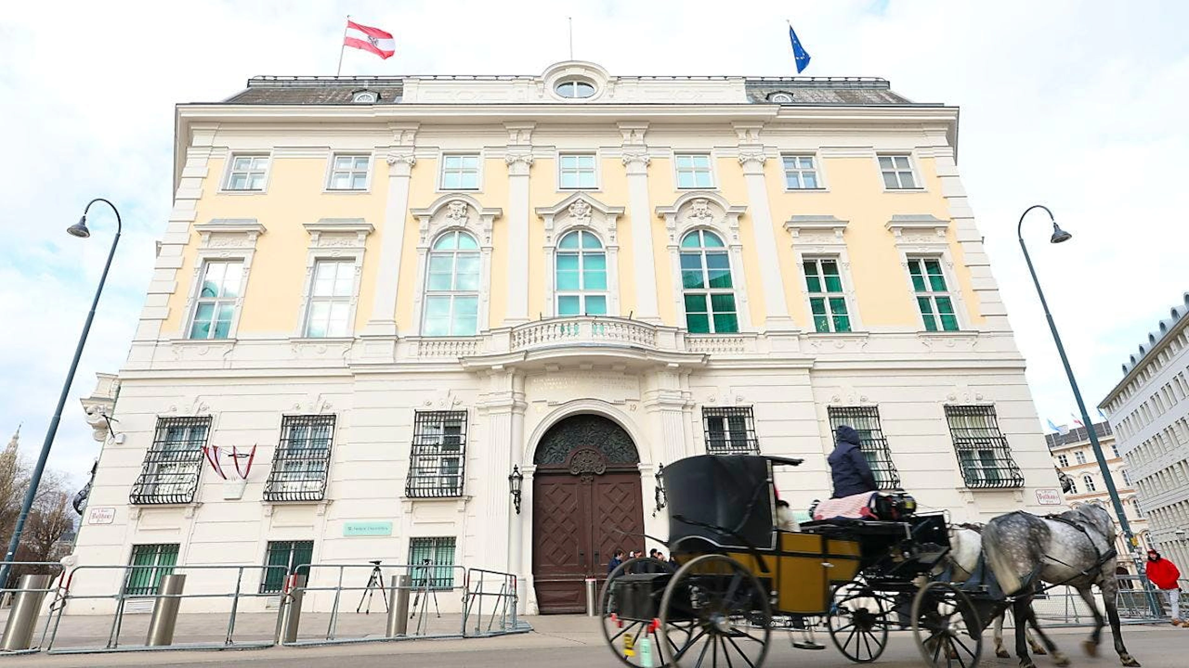 Außenansicht des Bundeskanzleramts in Wien. Nach dem Scheitern von Gesprächen über eine Dreier-Koalition in Österreich wollen die konservative ÖVP und die sozialdemokratische SPÖ bilateral über eine Große Koalition weiterverhandeln. Foto: Tobias Steinmaurer/APA/dpa