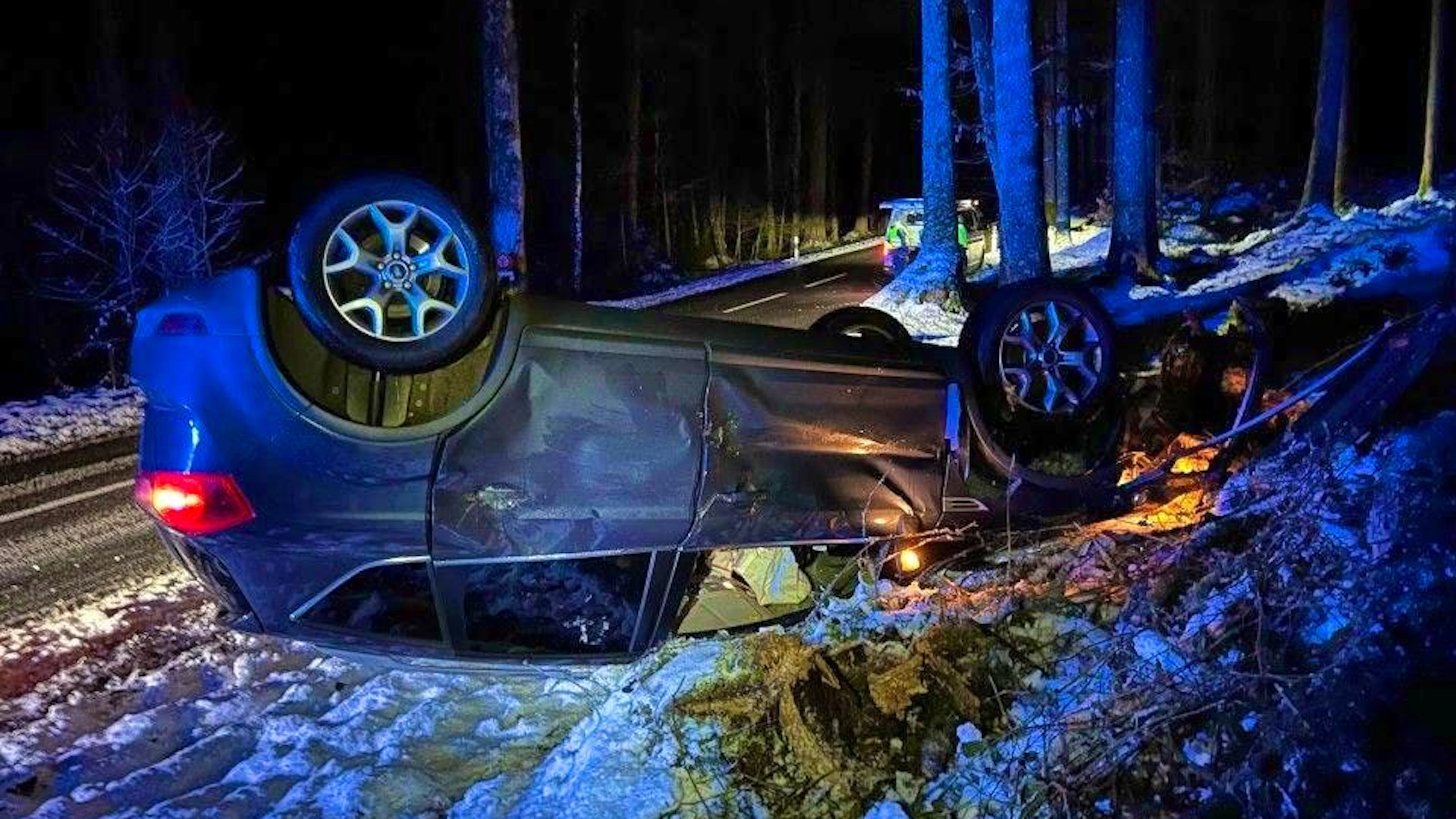 A man drives into a tree stump in Zofingen AG on Friday evening. The car ends up on its roof as a result.