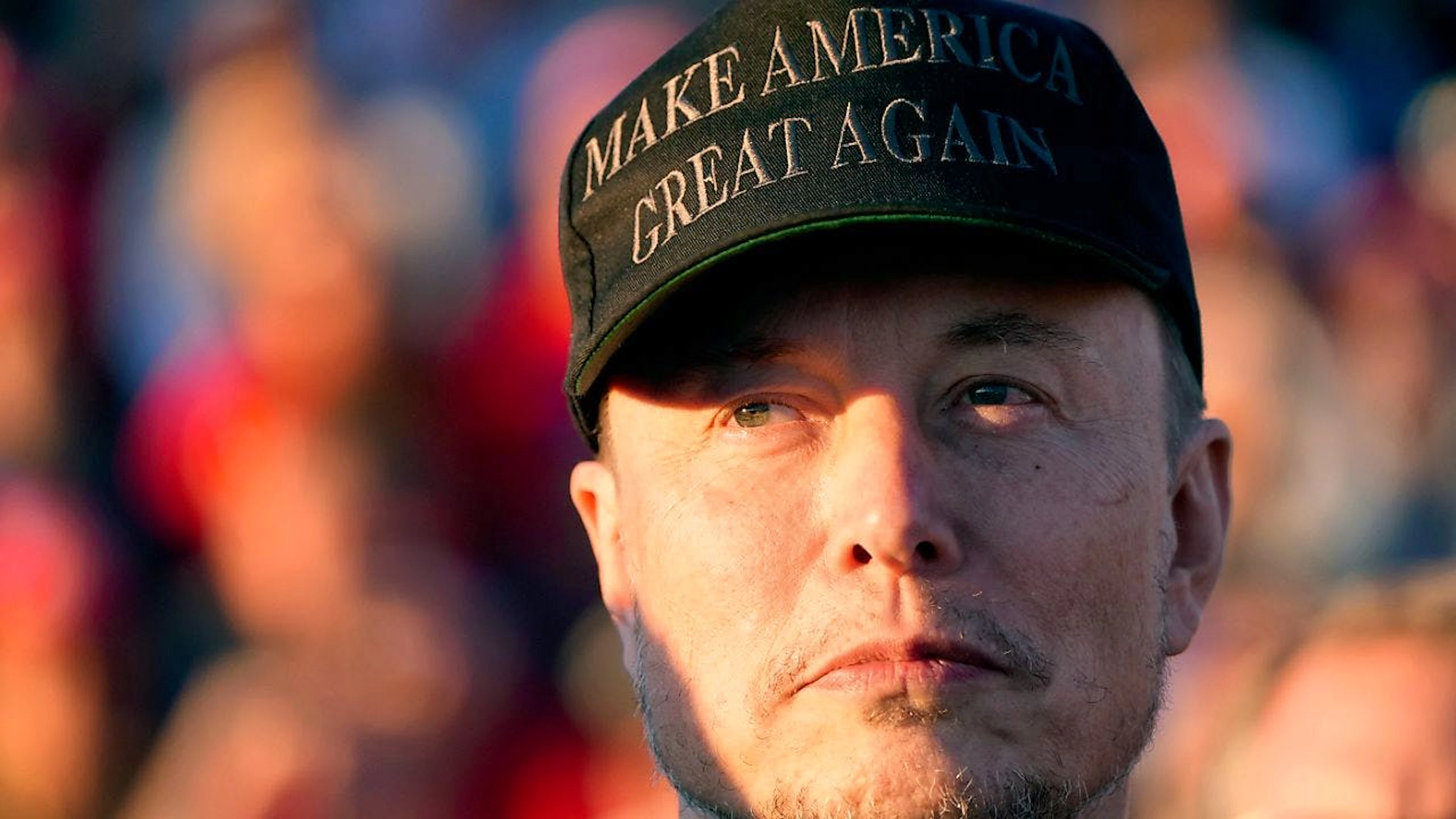ARCHIV - Elon Musk, CEO von Tesla und SpaceX, bei einer Wahlkampfveranstaltung von Donald Trump. Foto: Alex Brandon/AP/dpa/Archivbild
