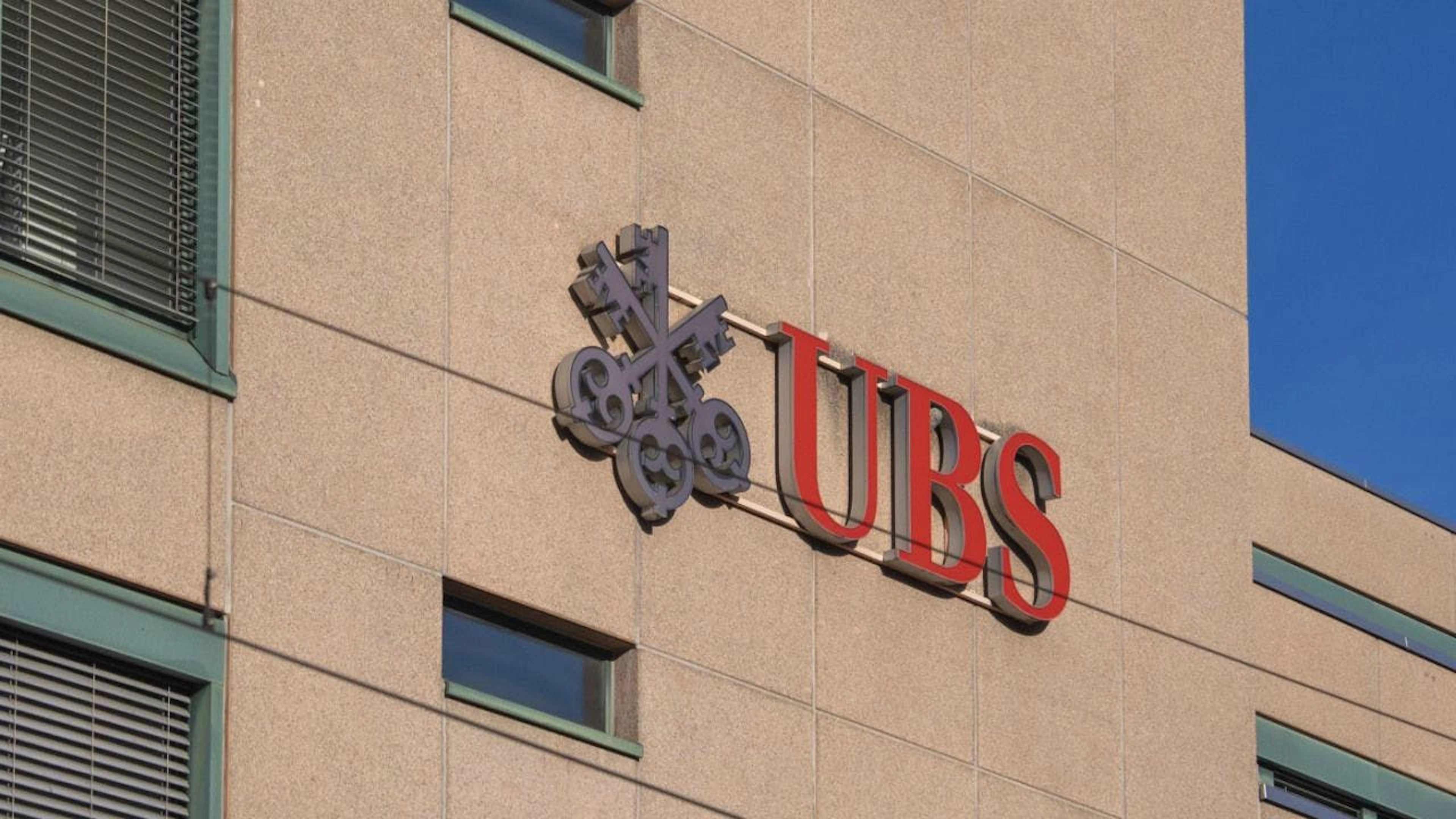 Contattata dall'agenzia di stampa France-Presse (Afp), UBS ha dichiarato di essersi "impegnata a contribuire a un censimento completo degli ex conti collegati ai nazisti, precedentemente detenuti presso le banche predecessore di Credit Suisse".