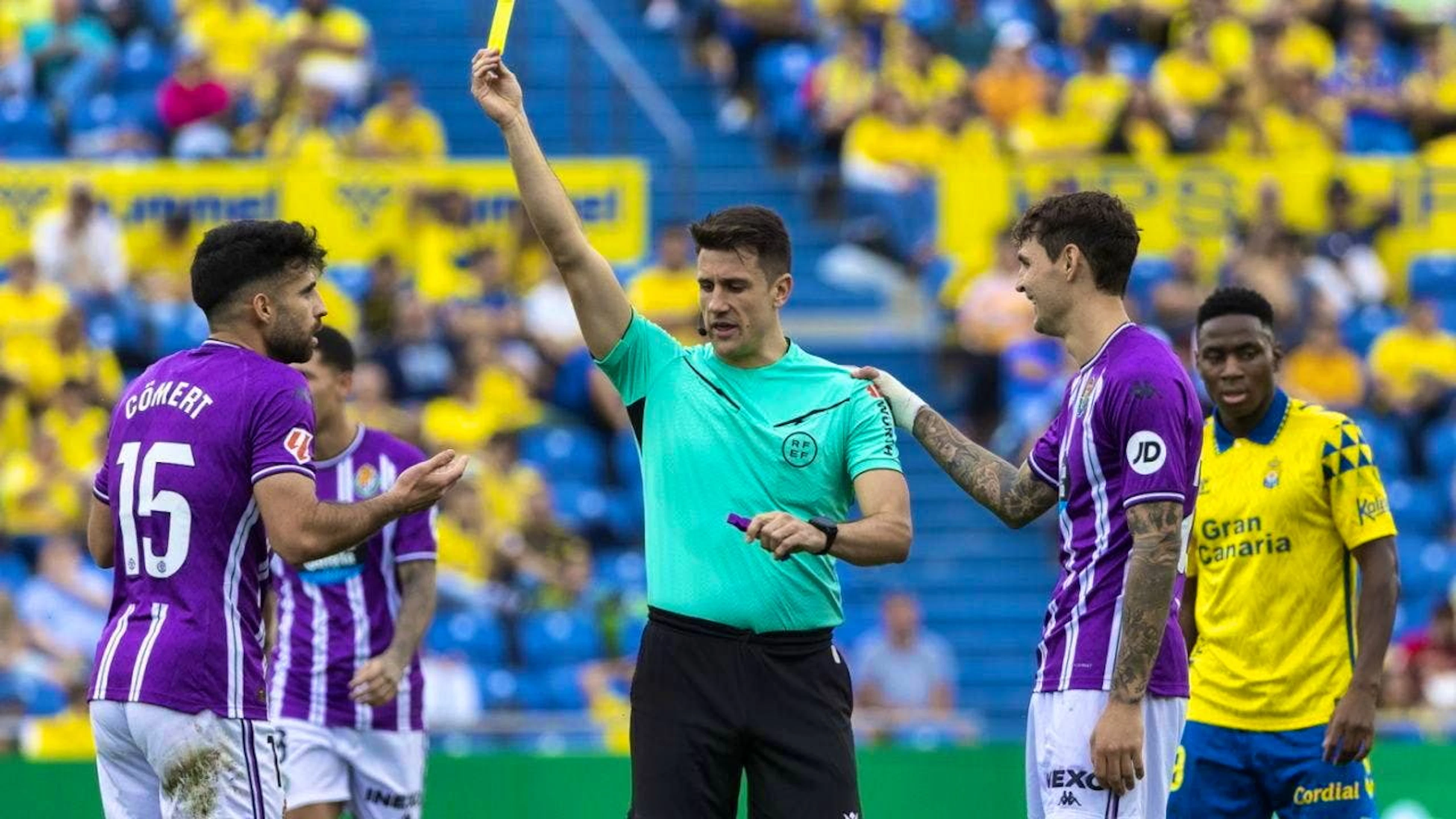 Eray Cömert (15) has to deal with another disappointment with Valladolid