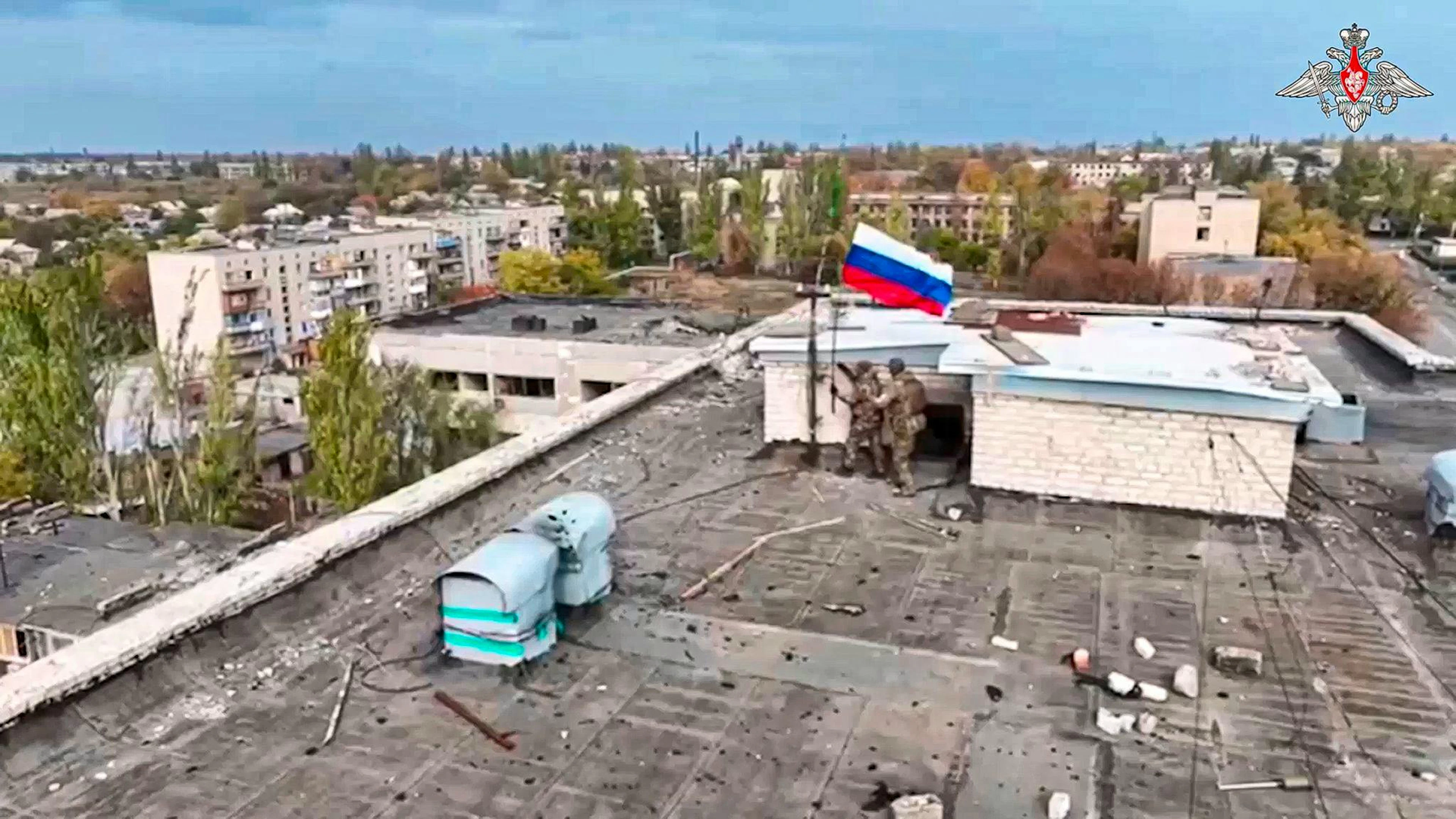 Russische Soldaten hissen in einer Ortschaft auf einem Gebäude eine Fahne nach dessen Einnahme. (Archivbild/Handout)