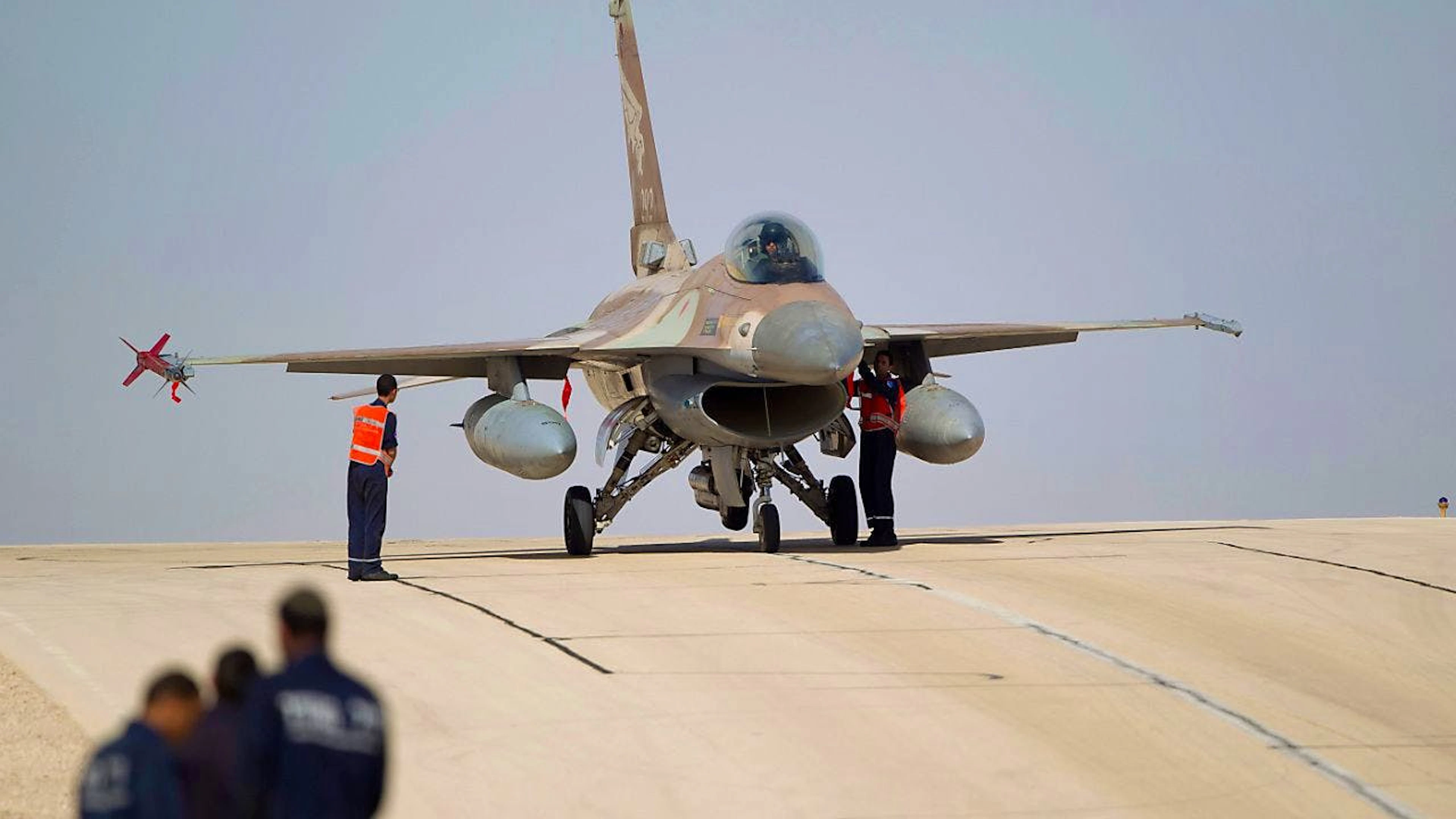 ARCHIV - Blick auf einen israelischen Kampfjet. Foto: Ariel Schalit/AP/dpa
