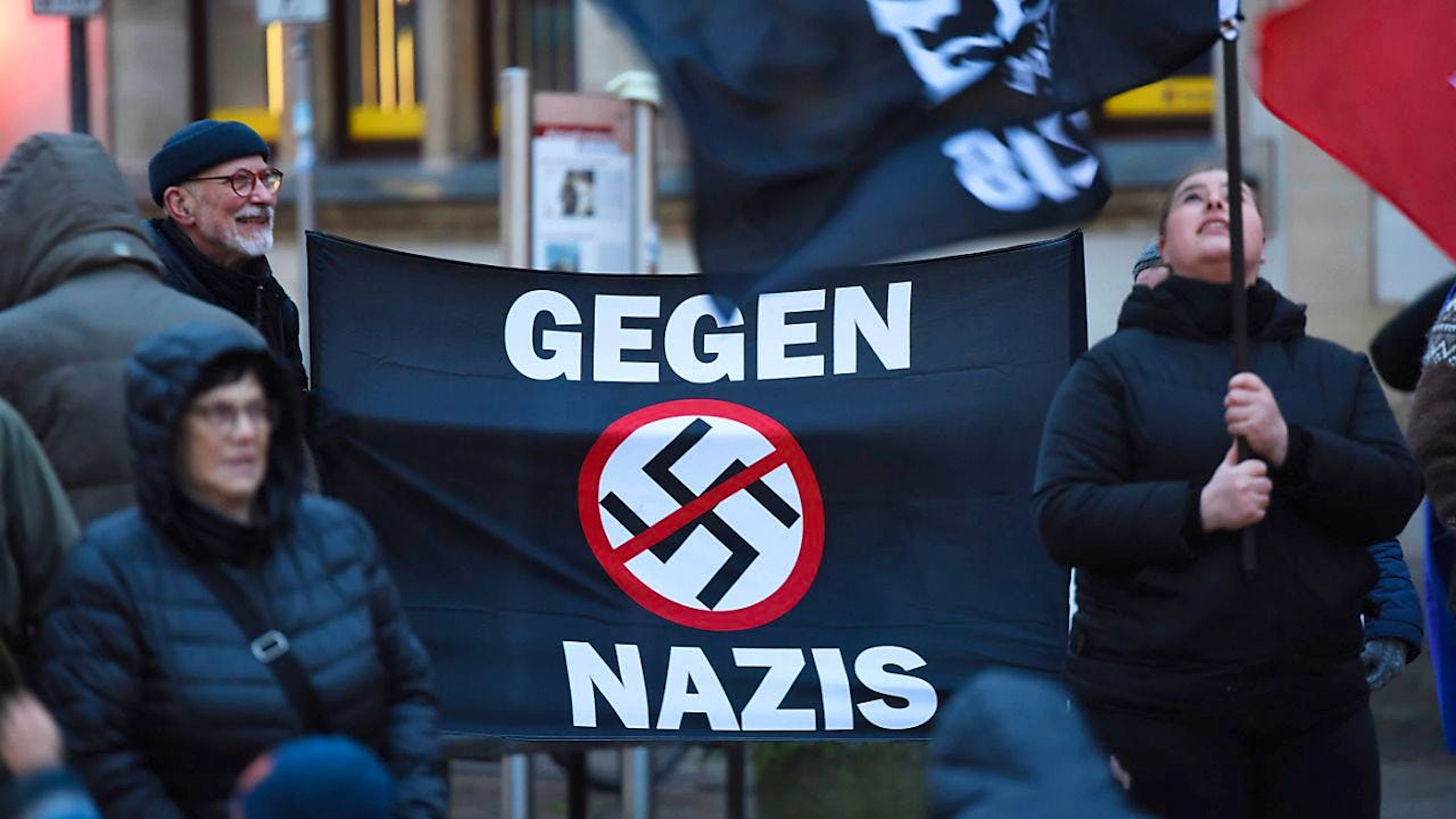 "Gegen Nazis" steht bei einer Demonstration gegen Rechtsextremismus in Mecklenburg-Vorpommern. (Archivbild)