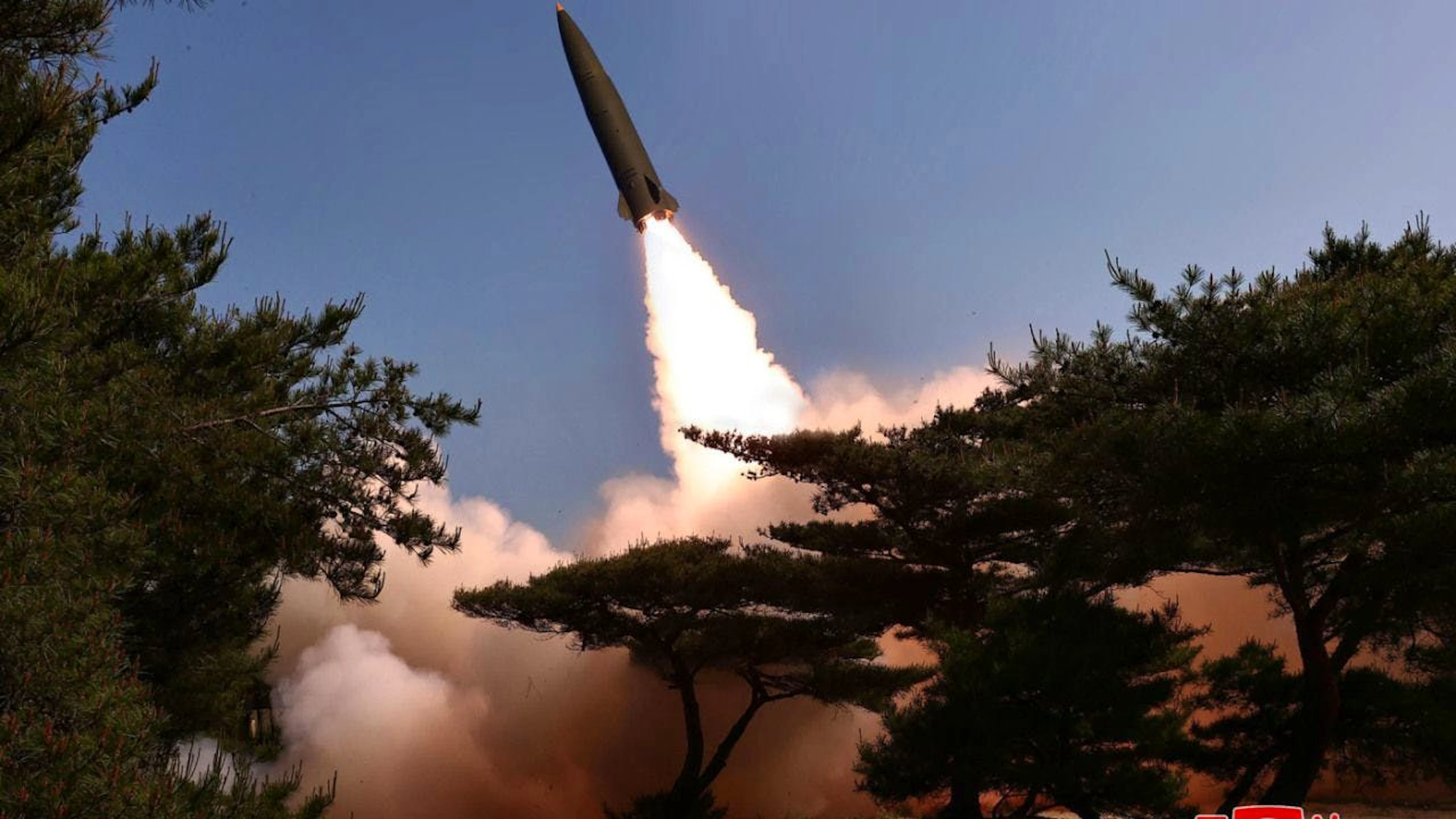 ARCHIV - Die von der staatlichen nordkoreanischen Nachrichtenagentur KCNA am 18.05.2024 zur Verfügung gestellte Aufnahme zeigt nach Angaben von KCNA den Testabschuss einer taktischen ballistischen Rakete an einem nicht genannten Ort in Nordkorea. Foto: Uncredited/kcna/dpa/Archivbild