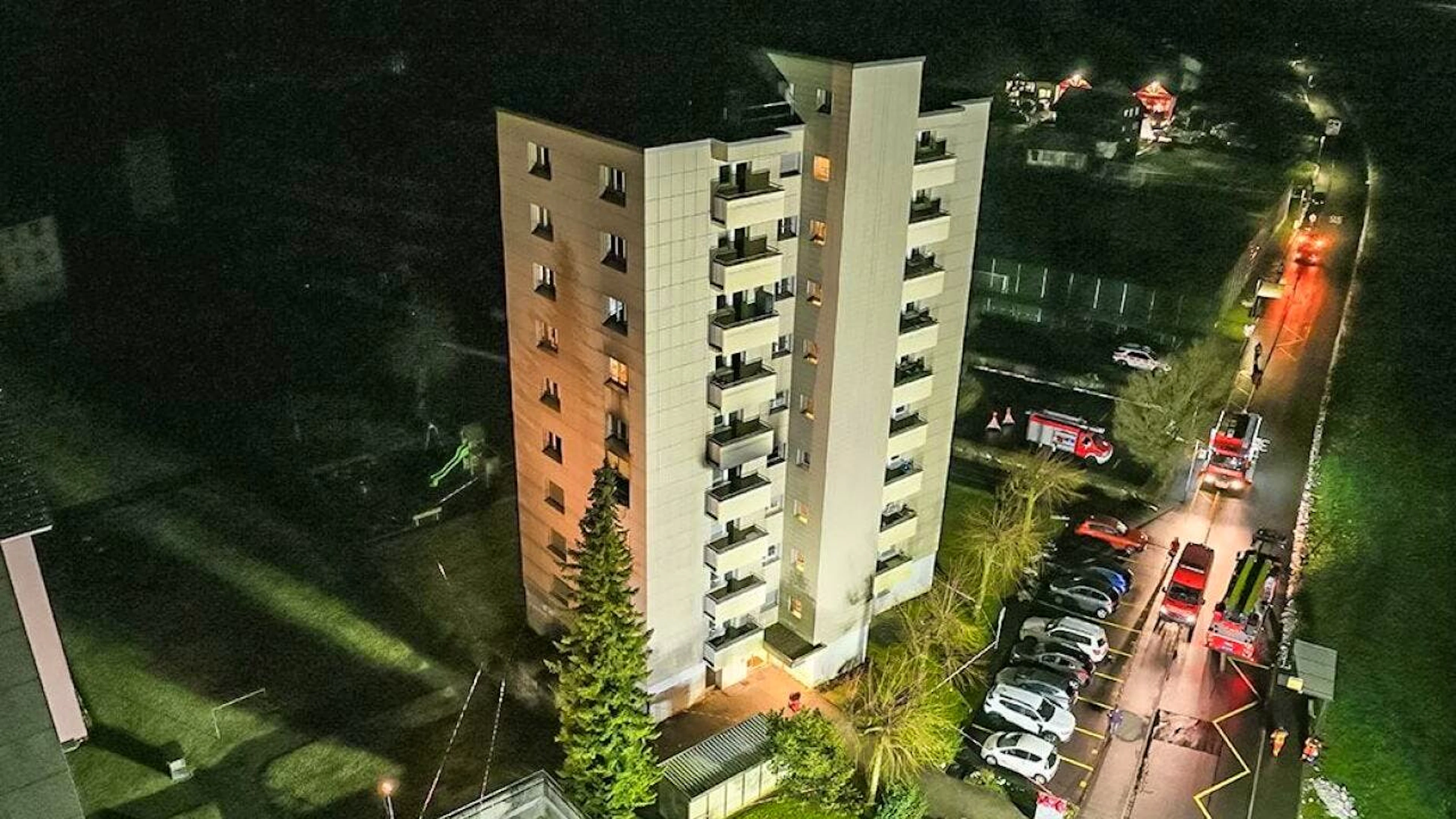 Der Brand ist in einem Hochhaus ausgebrochen.