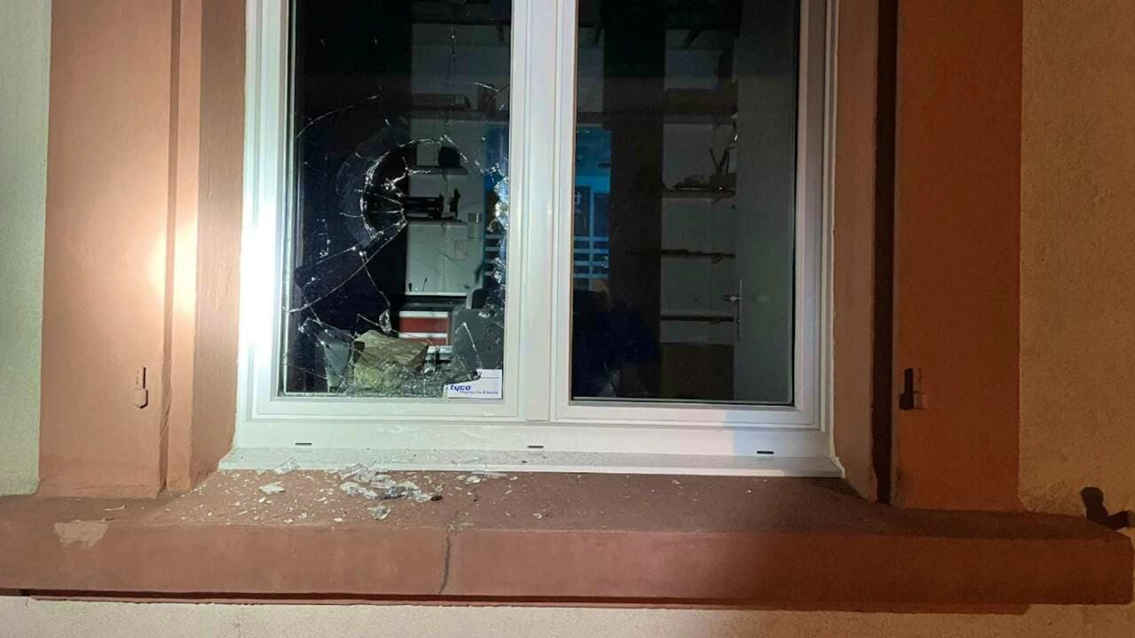 Die Kantonspolizei Freiburg erwischte am Sonntagmorgen in Kerzers einen Minderjährigen Einbrecher.