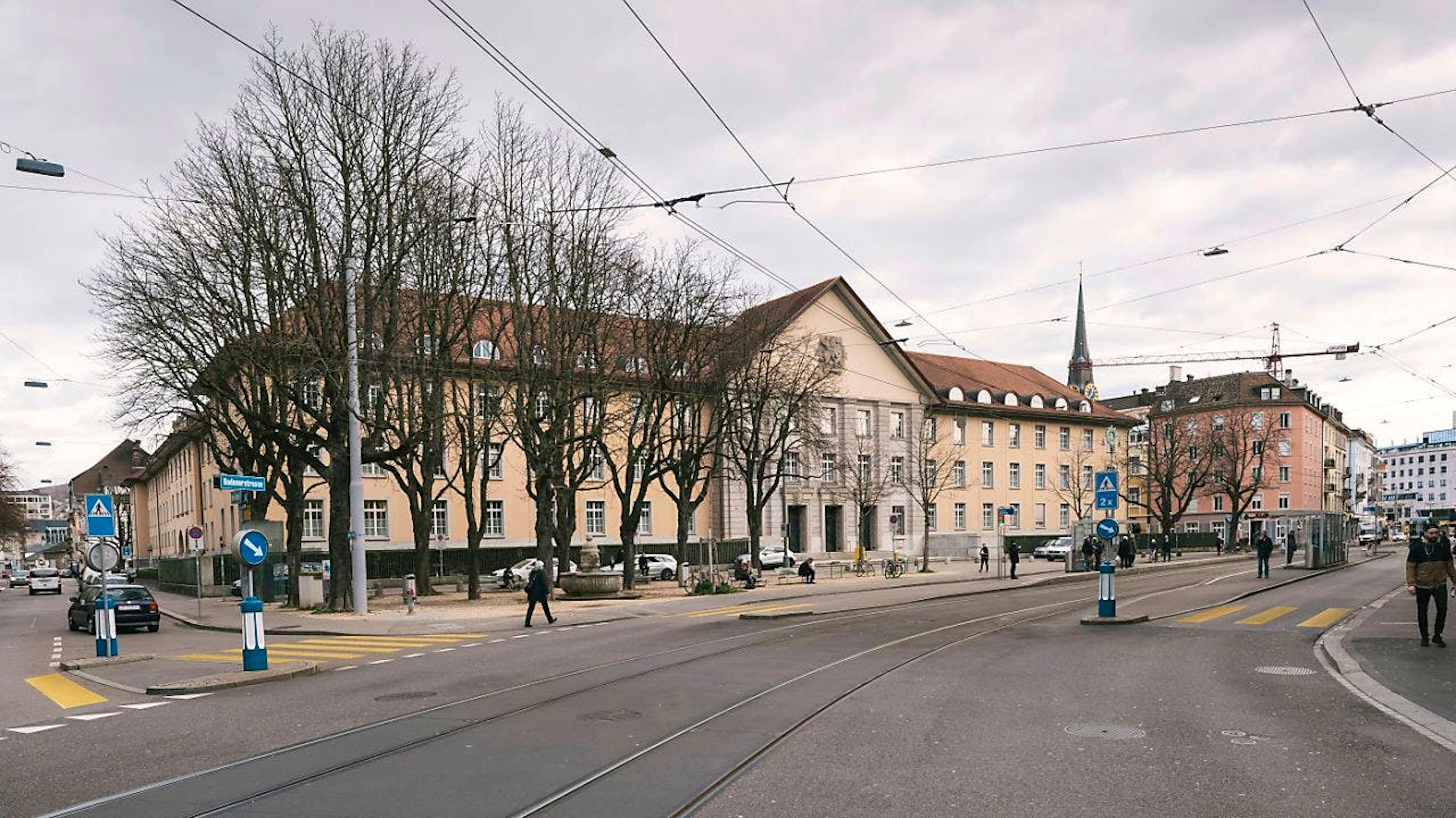 Das Zürcher Bezirksgericht verhandelt den Fall eines 63-Jährigen, der im Mai 2022 eine Staatsanwältin mit Faustschlägen traktiert haben soll. (Symbolbild)