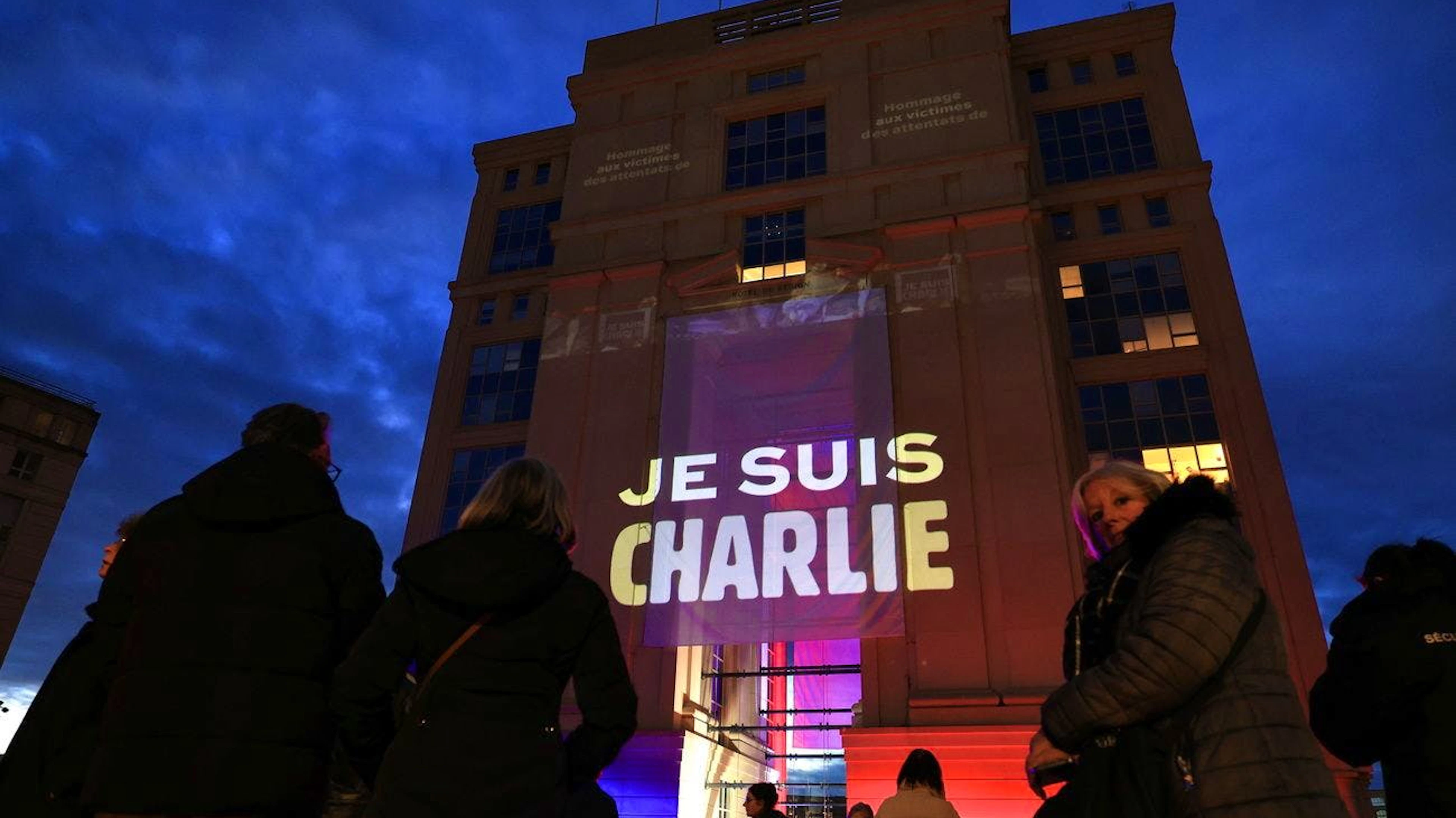 Le persone si riuniscono per rendere omaggio davanti all'Hotel Regional Occitanie, con un messaggio che recita «Io sono Charlie», a Montpellier, nel sud della Francia, il 7 gennaio 2025.