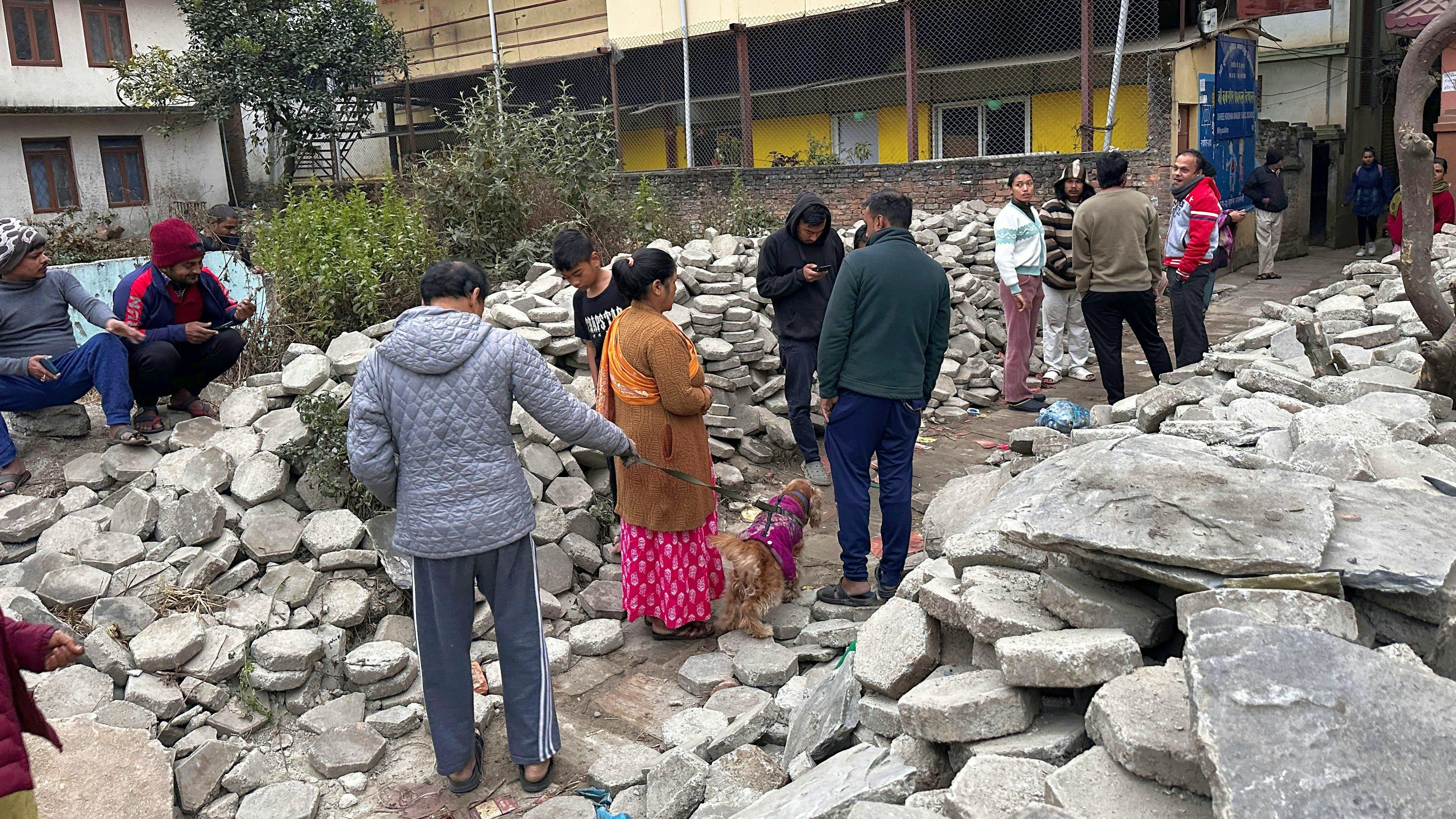 Menschen versammeln sich am Dienstag vor ihren Häusern in Kathmandu: Das schwere Erdbeben in Tibet war auch in der nepalesischen Hauptstadt zu spüren.