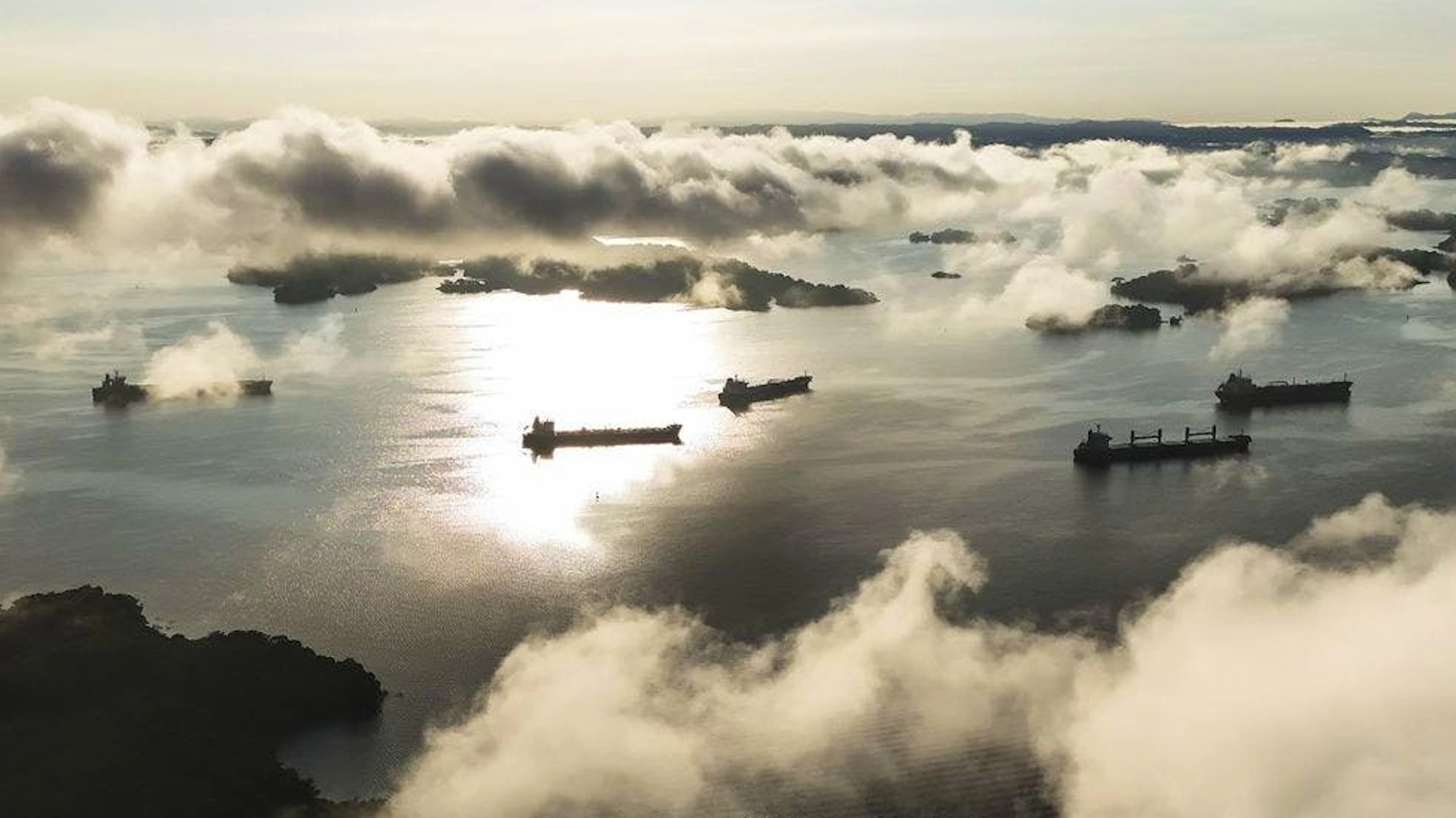Schiffe stauen sich im künstlichen Gatúnsee bei Colón, um den Panamakanal zu benutzen: Dessen Gebühren sind wegen des von Trump angezweifelten Klimawandels gestiegen. Weil die Seen weniger Wasser führen, können nicht mehr so viele Schiffe abgefertigt werden wie früher.