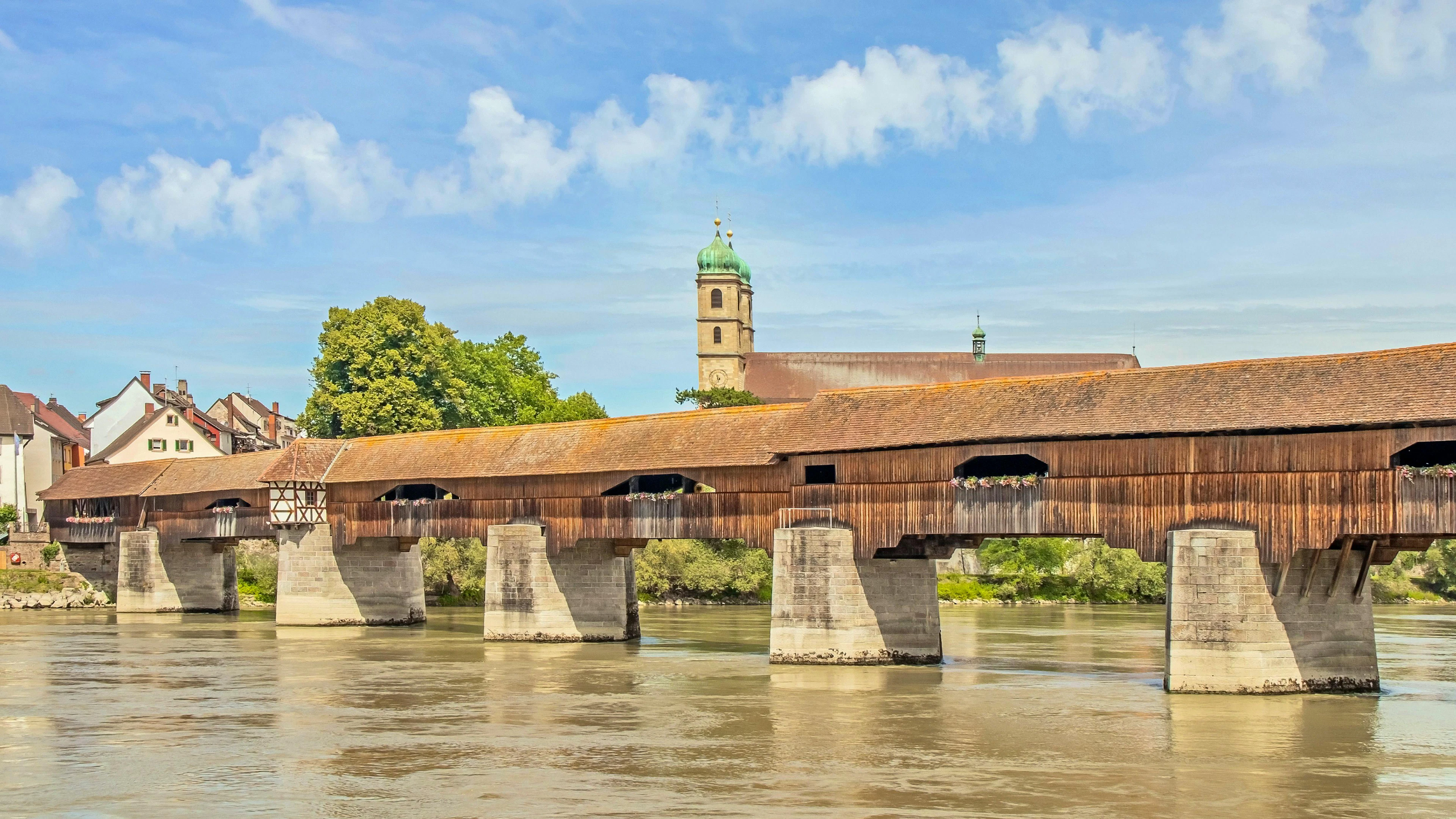 Die gedeckte Holzbrücke verbindet die deutsche Kurstadt Bad Säckingen mit der Aargauer Gemeinde Stein. 