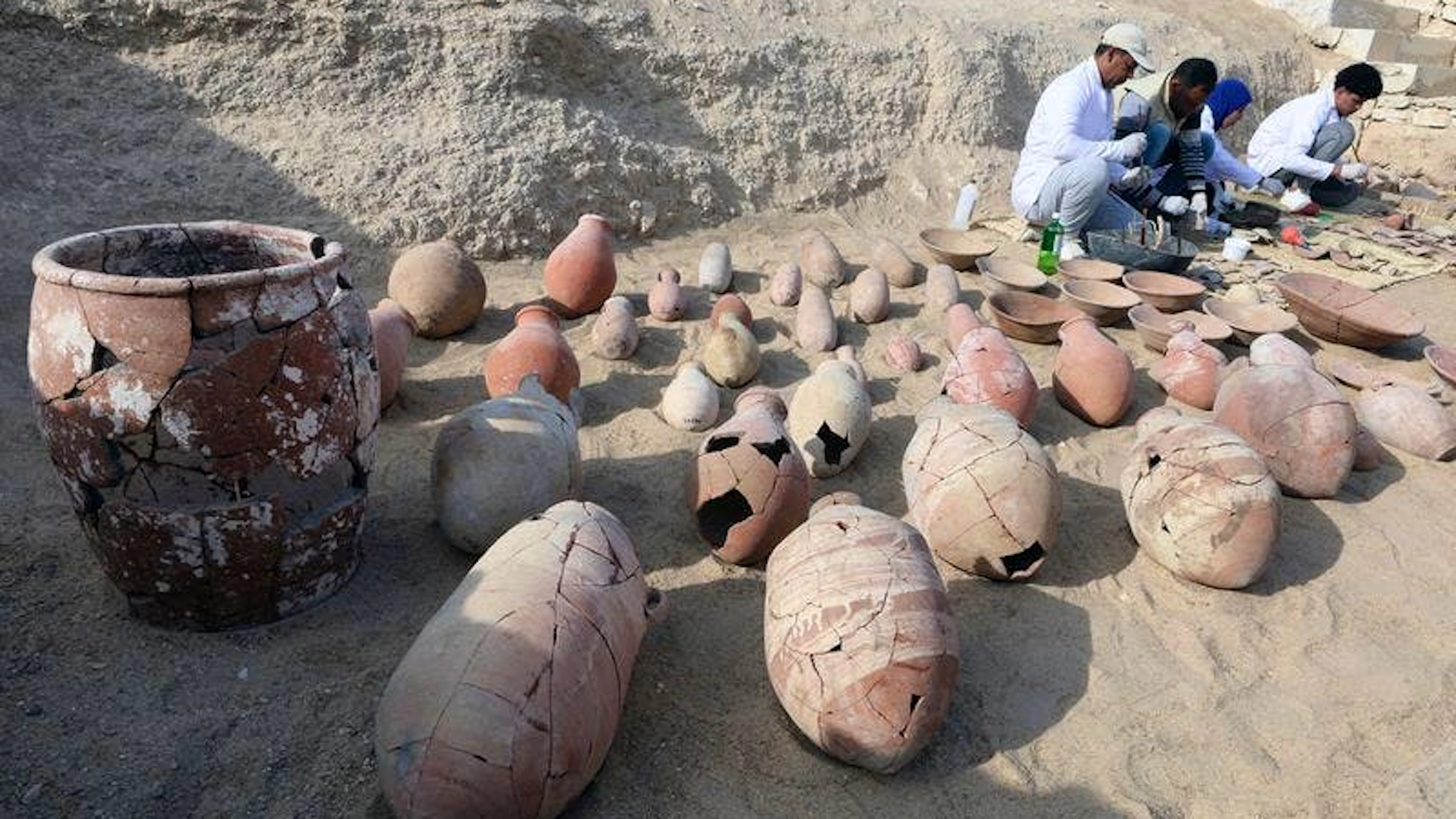 Artefakte am Damm des Totentempels der Königin Hatschepsut in Deir al-Bahri am Westufer des Nils in Luxor.