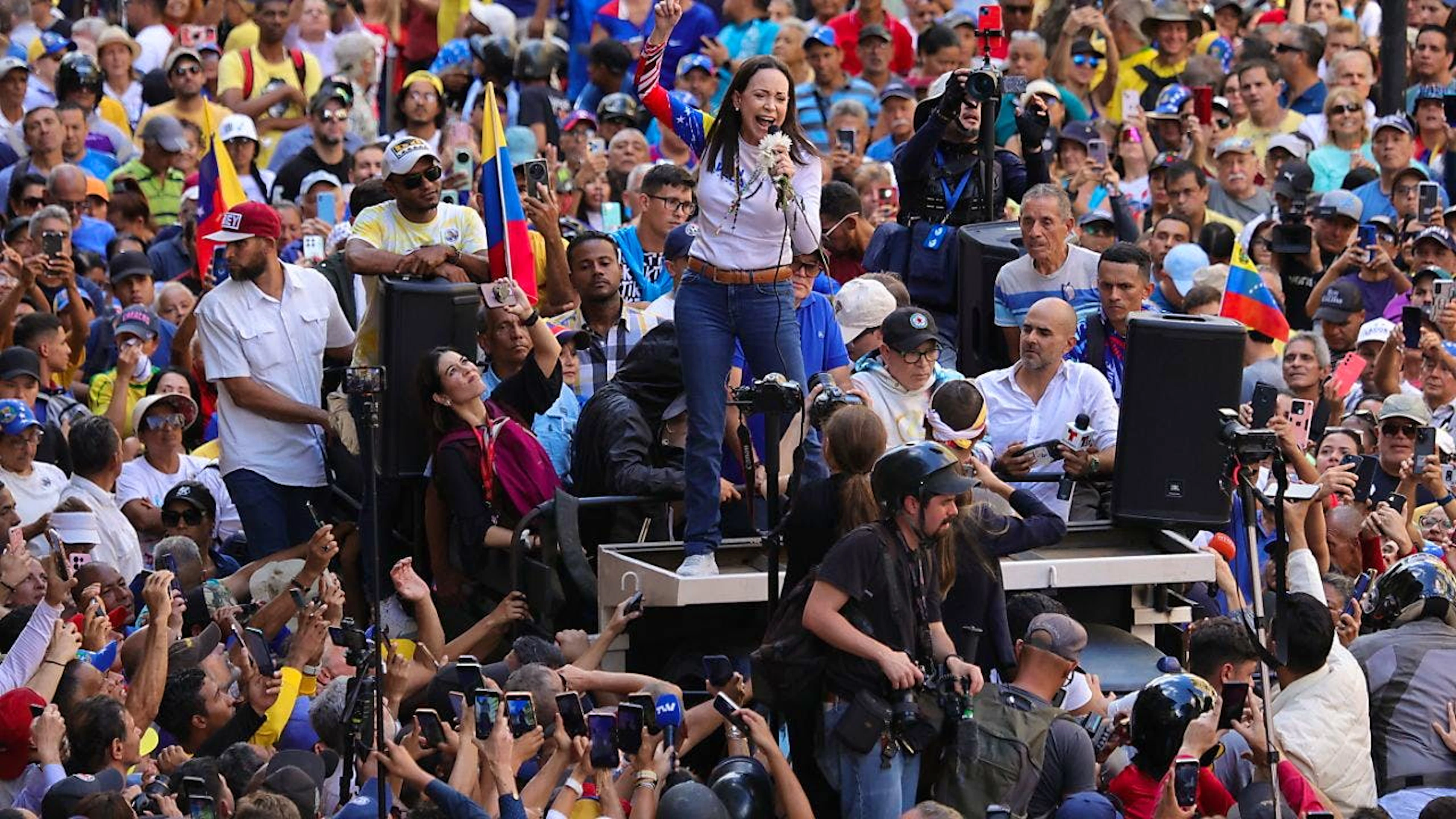 Die venezolanische Oppositionsführerin Maria Corina Machado spricht bei Protesten gegen die erneute Vereidigung des autoritären Präsidenten Maduro. Foto: Jesus Vargas/dpa