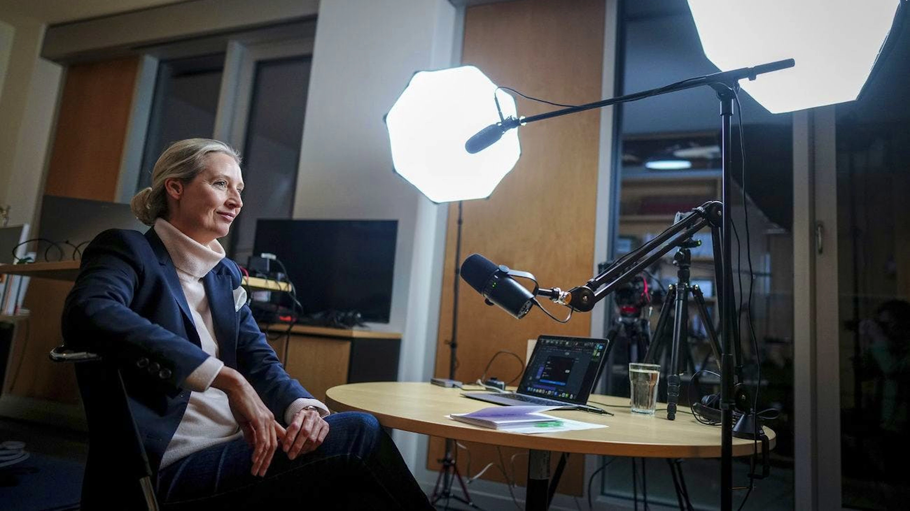 Alice Weidel bereitet sich in Berlin auf ihr virtuelles Gespräch mit Elon Musk vor.