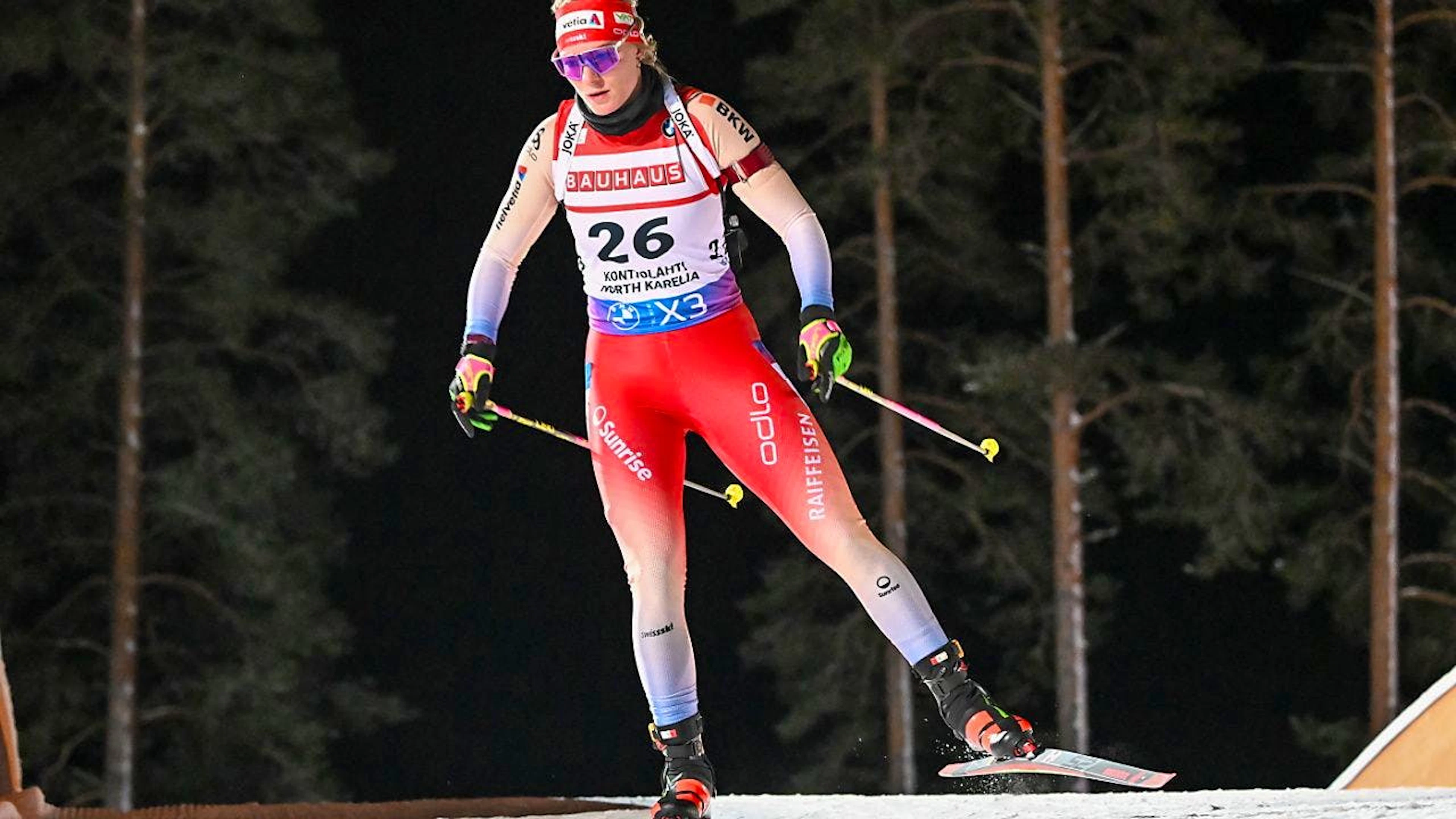Amy Baserga schlägt sich im Regen von Oberhof als Zwanzigste von den Schweizerinnen am besten. (Archivbild)