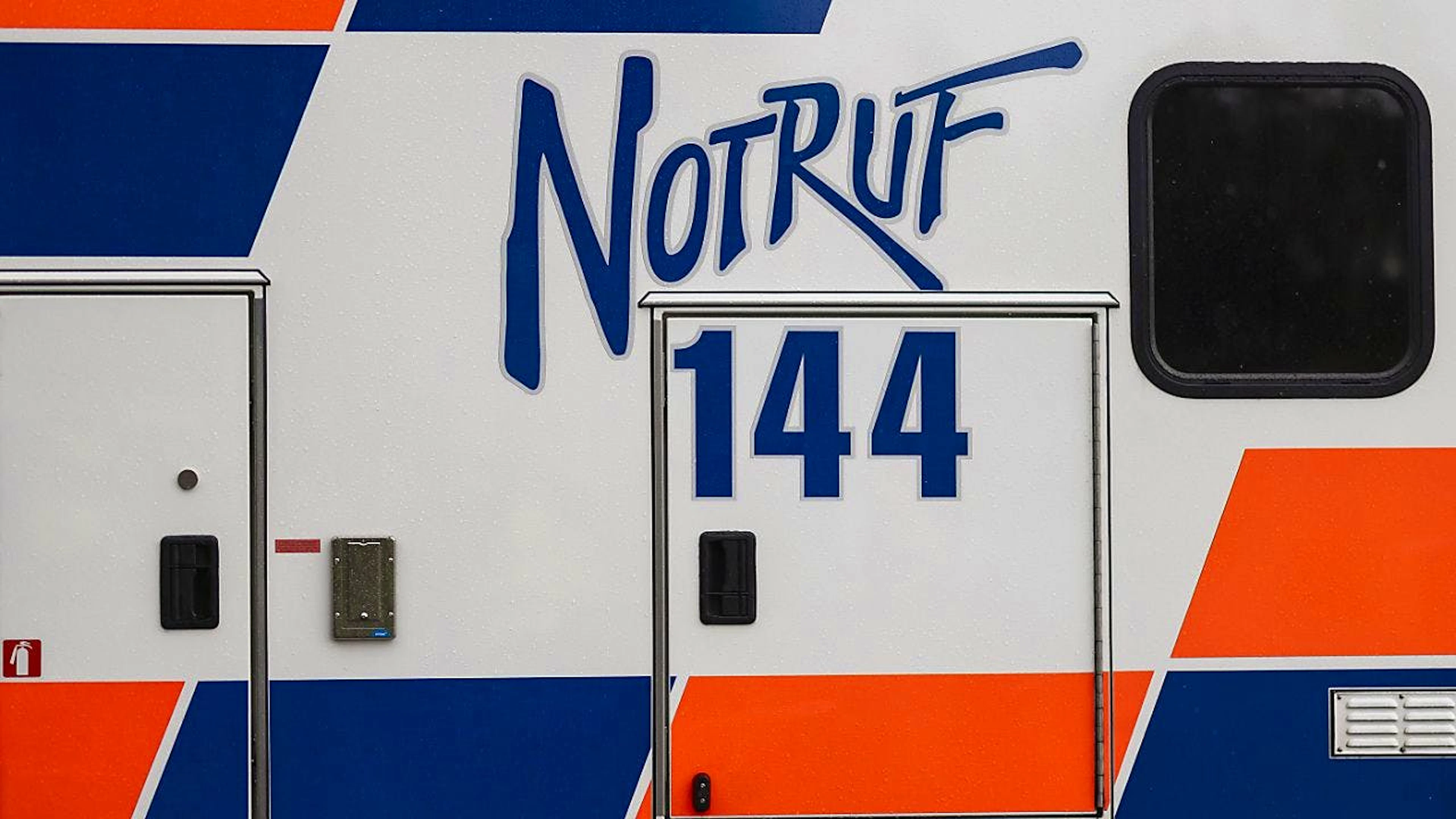 Die Ambulanz brachte die verletzte Frau ins Spital. (Symbolbild)