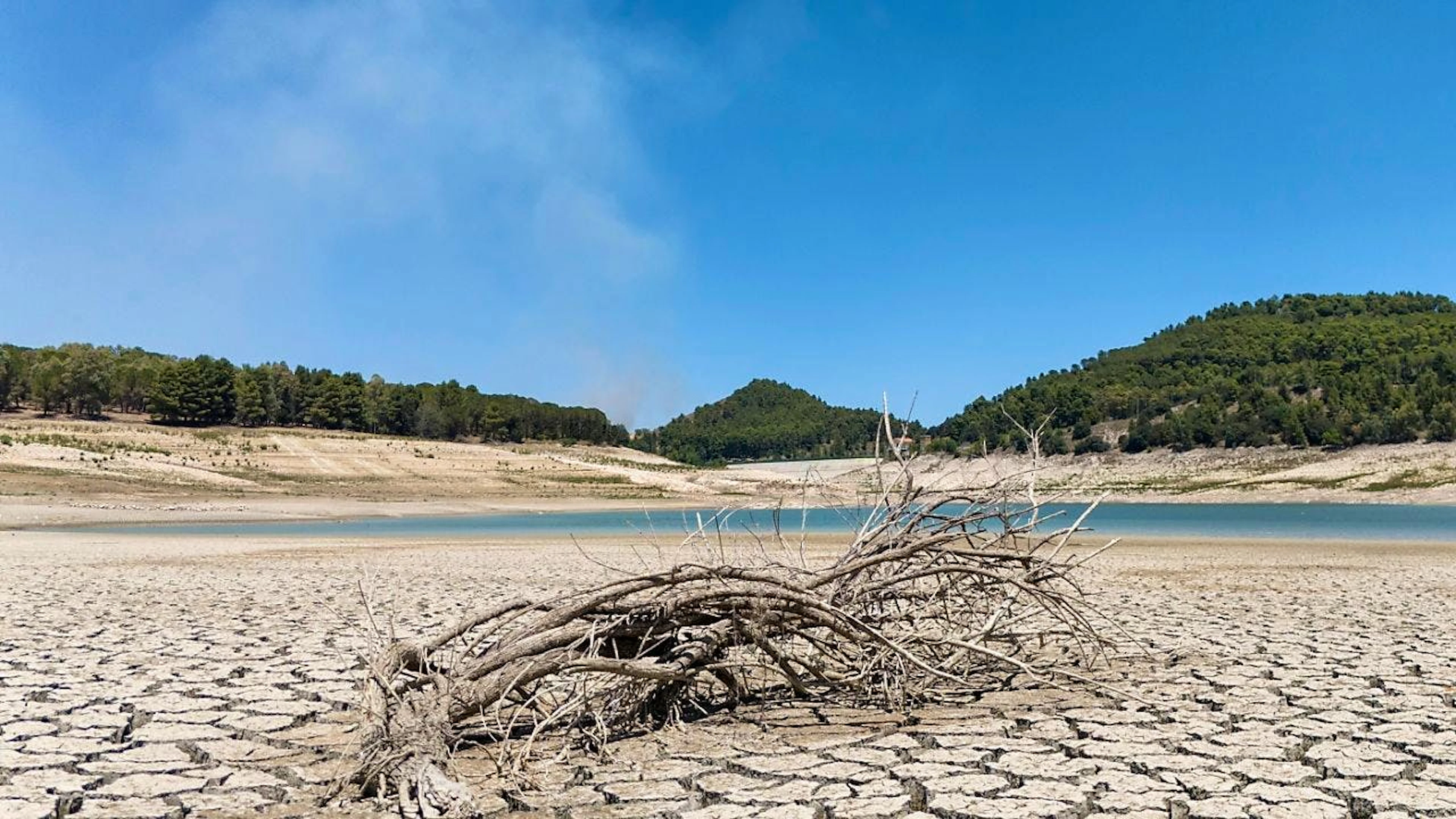 ARCHIV - Der Fanaco-See in Sizilien zeigt einen extrem niedrigen Wasserstand nach einem Winter mit sehr wenigen Niederschlägen. Foto: Andrew Medichini/AP/dpa