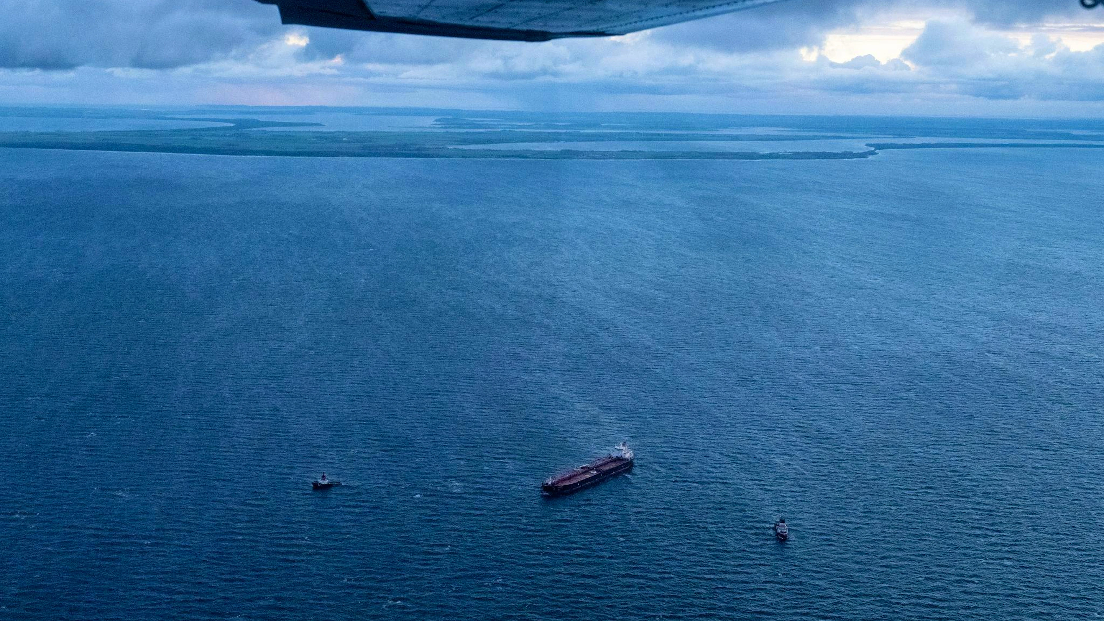 Zusätzliche Schiffe wurden zu dem havarierten Tanker und in dessen Nähe beordert.